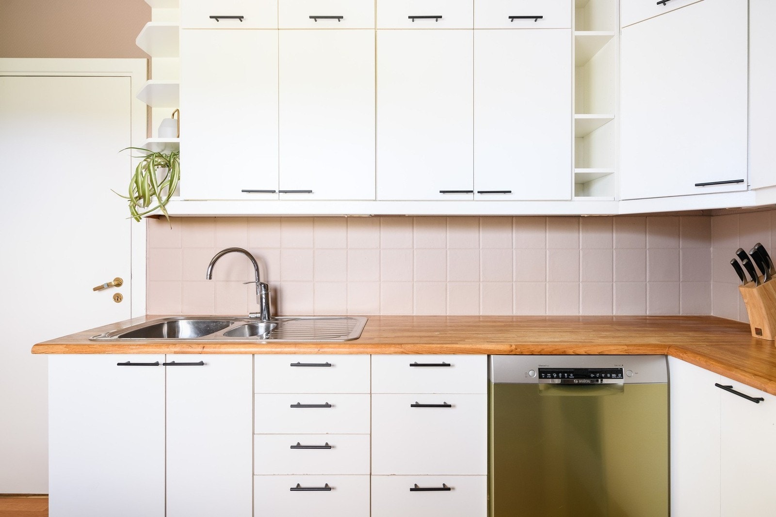 Kjøkkenet ligger skjermet, men med nærhet til stue og spiseplass. Galleribilde