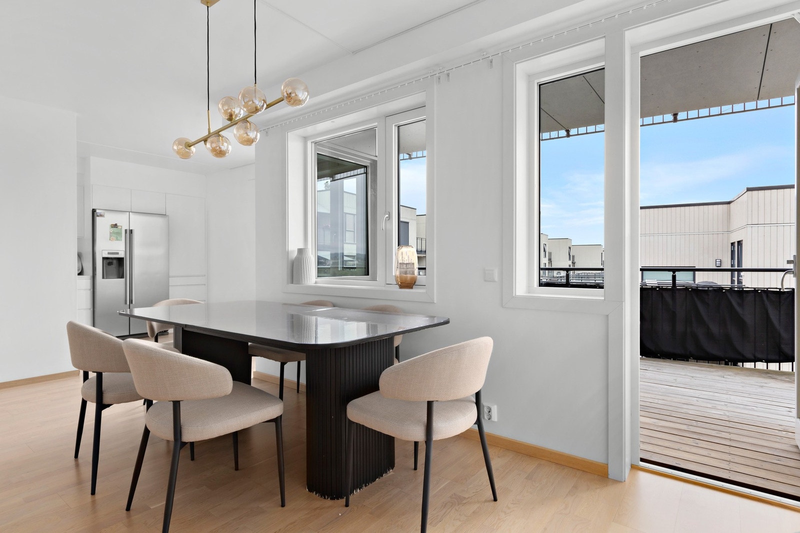 Lys og innbydende spisestue med plass til bord. Galleribilde