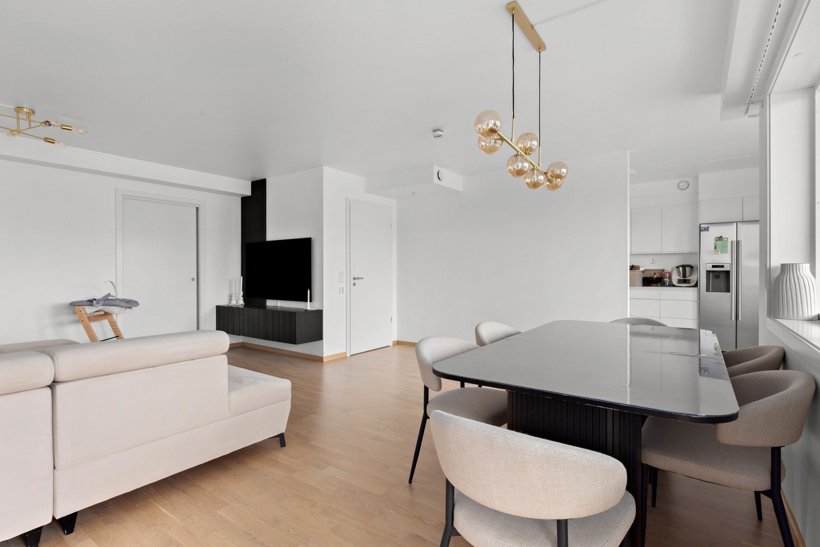 Direkte utgang til balkongen fra stuen. Galleribilde