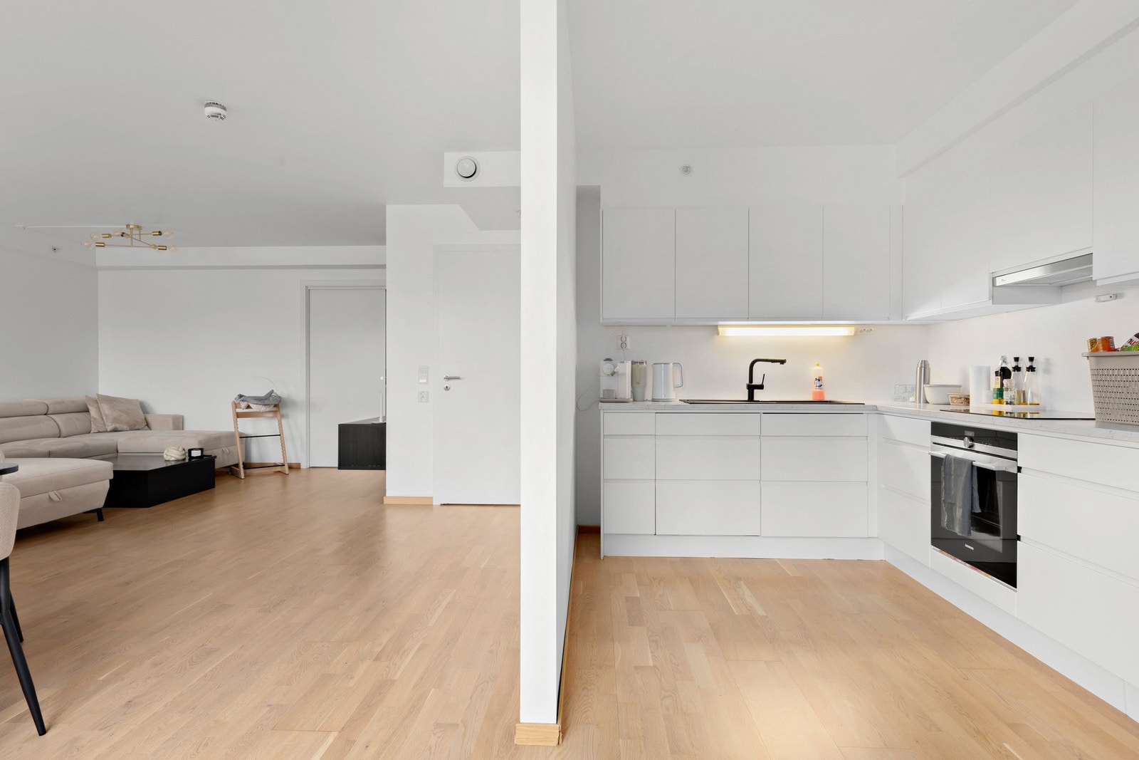 Benkeplate i laminat og glatte fronter i tidløst design. Galleribilde