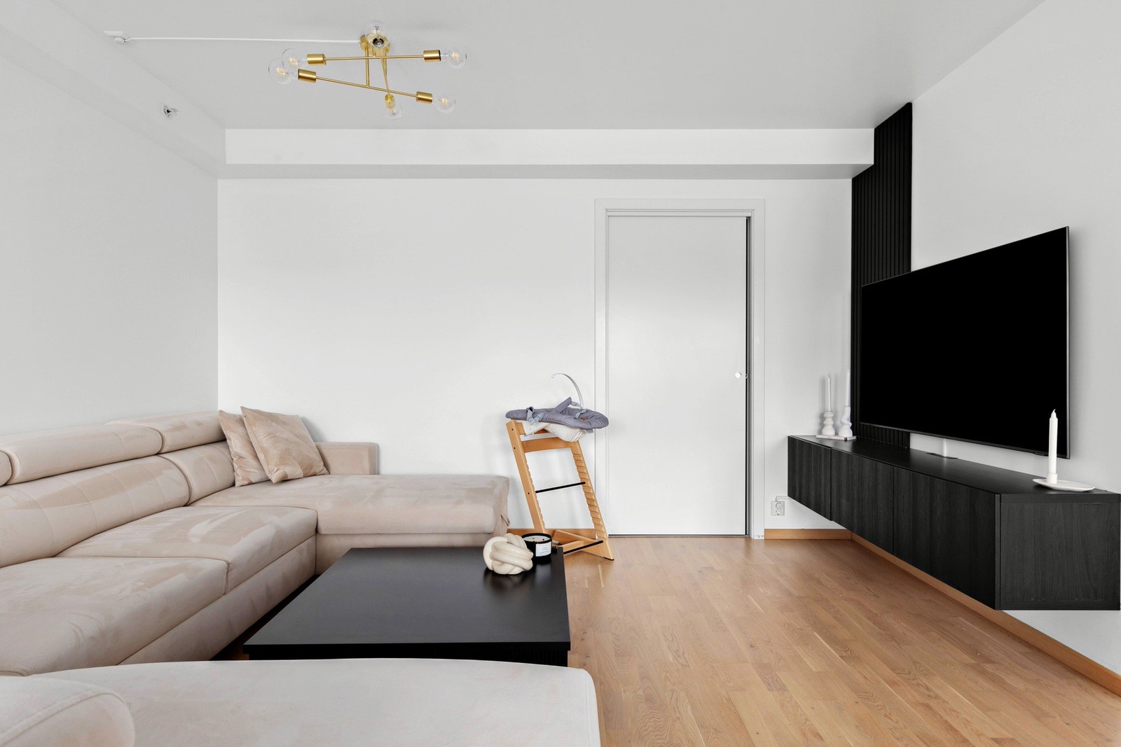 Romslig stue med store vindusflater og god takhøyde Galleribilde