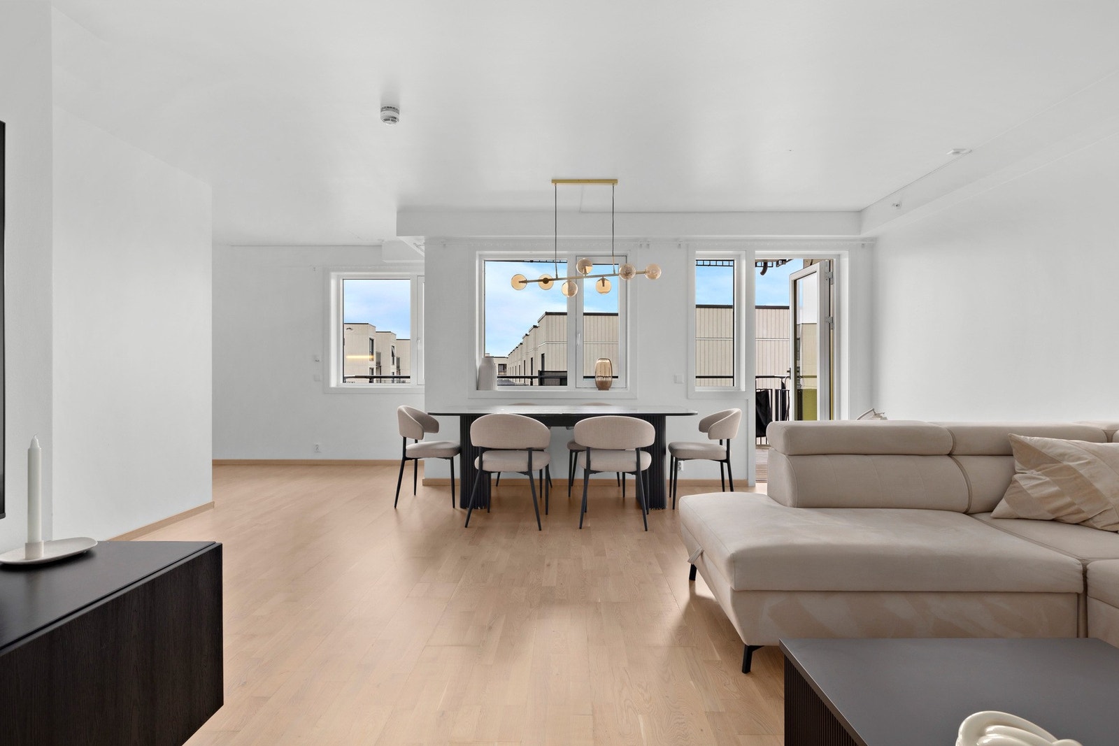 Åpen løsning mot stue og kjøkken gir god romfølelse. Galleribilde