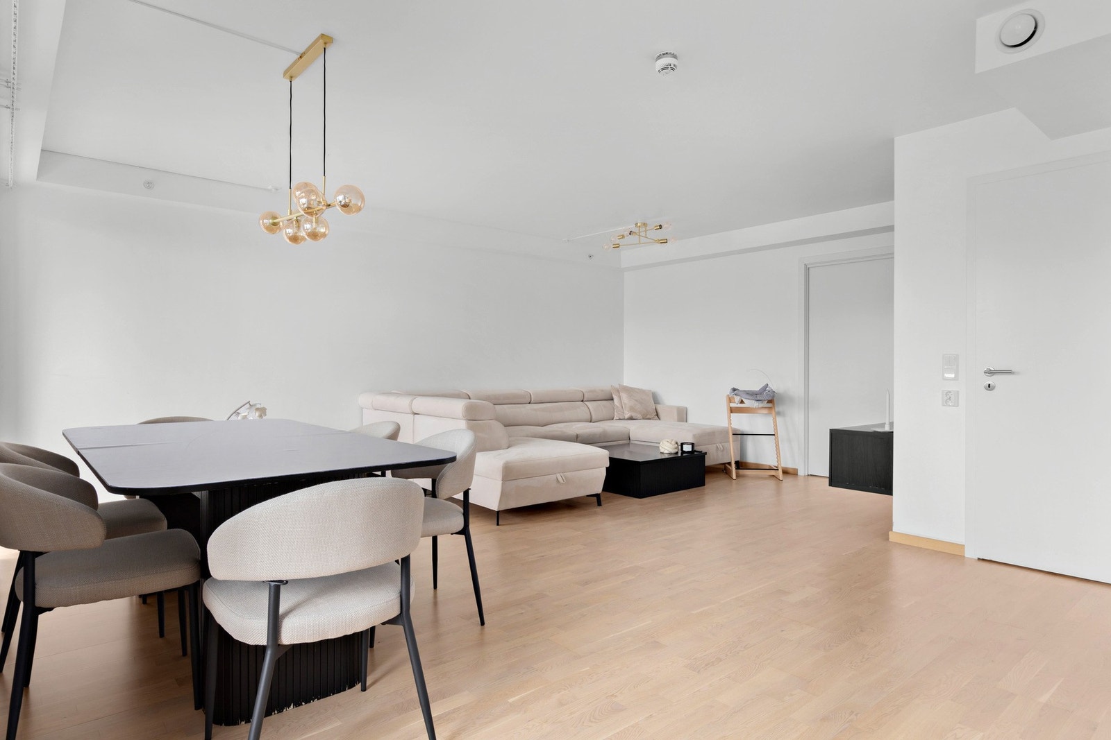 Familievennlig spisestue med god plass til gjester. Galleribilde