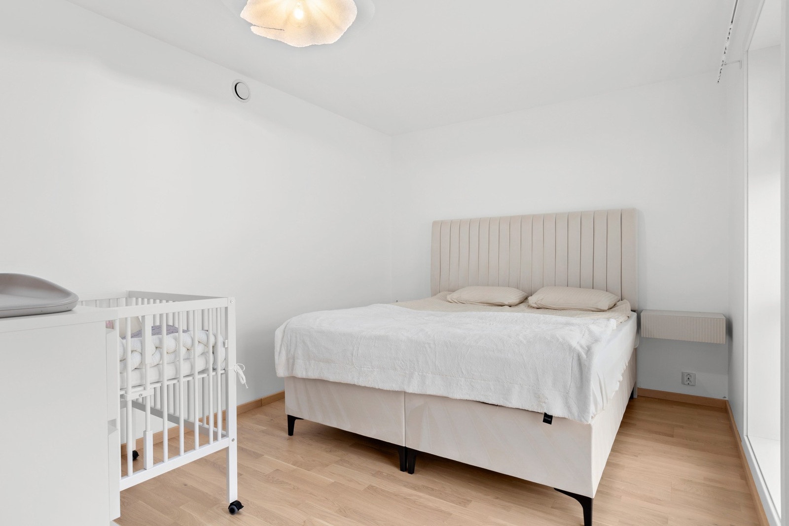 Lyst og innbydende rom med god plass. Galleribilde