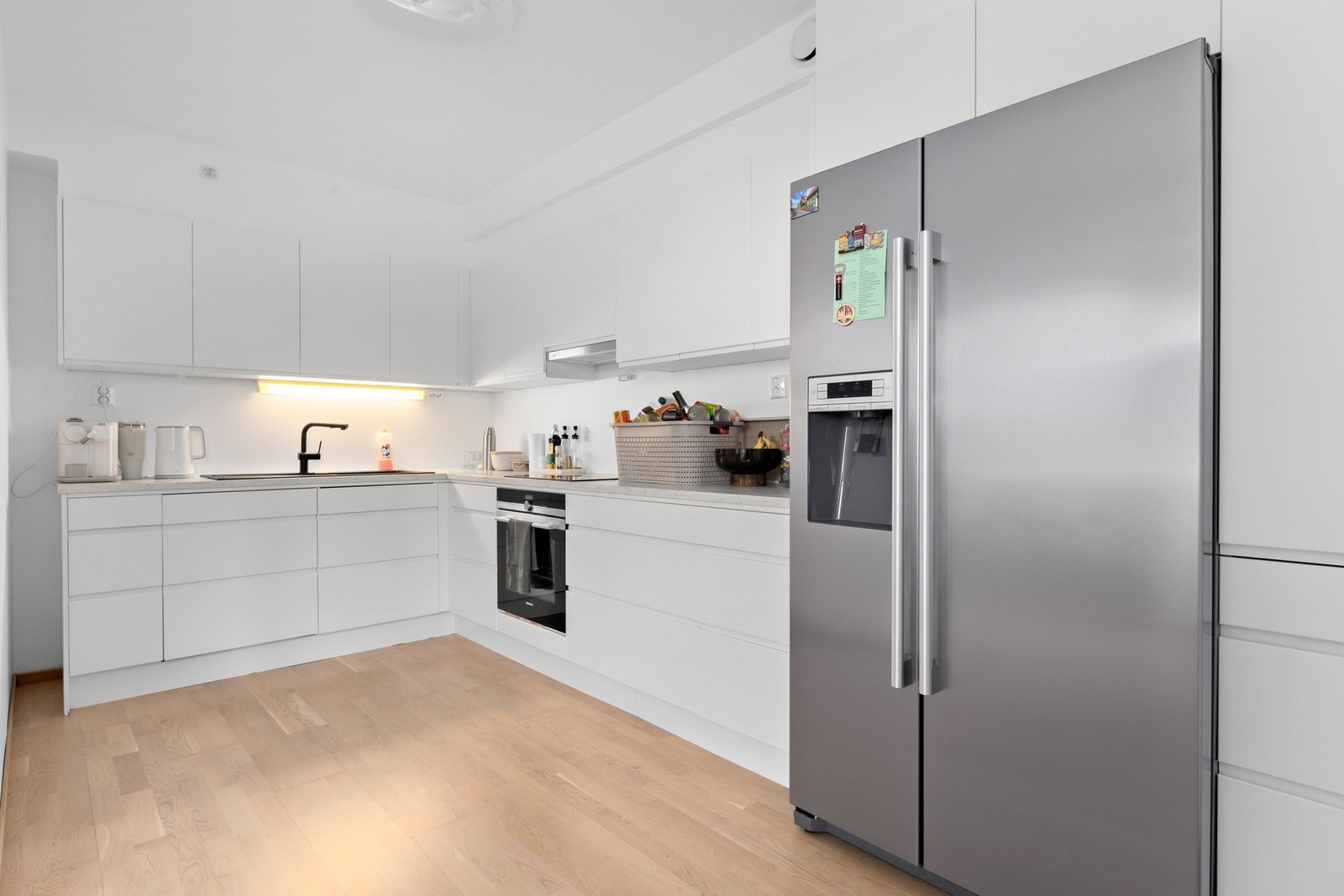 Moderne kjøkken med integrerte hvitevarer. Galleribilde