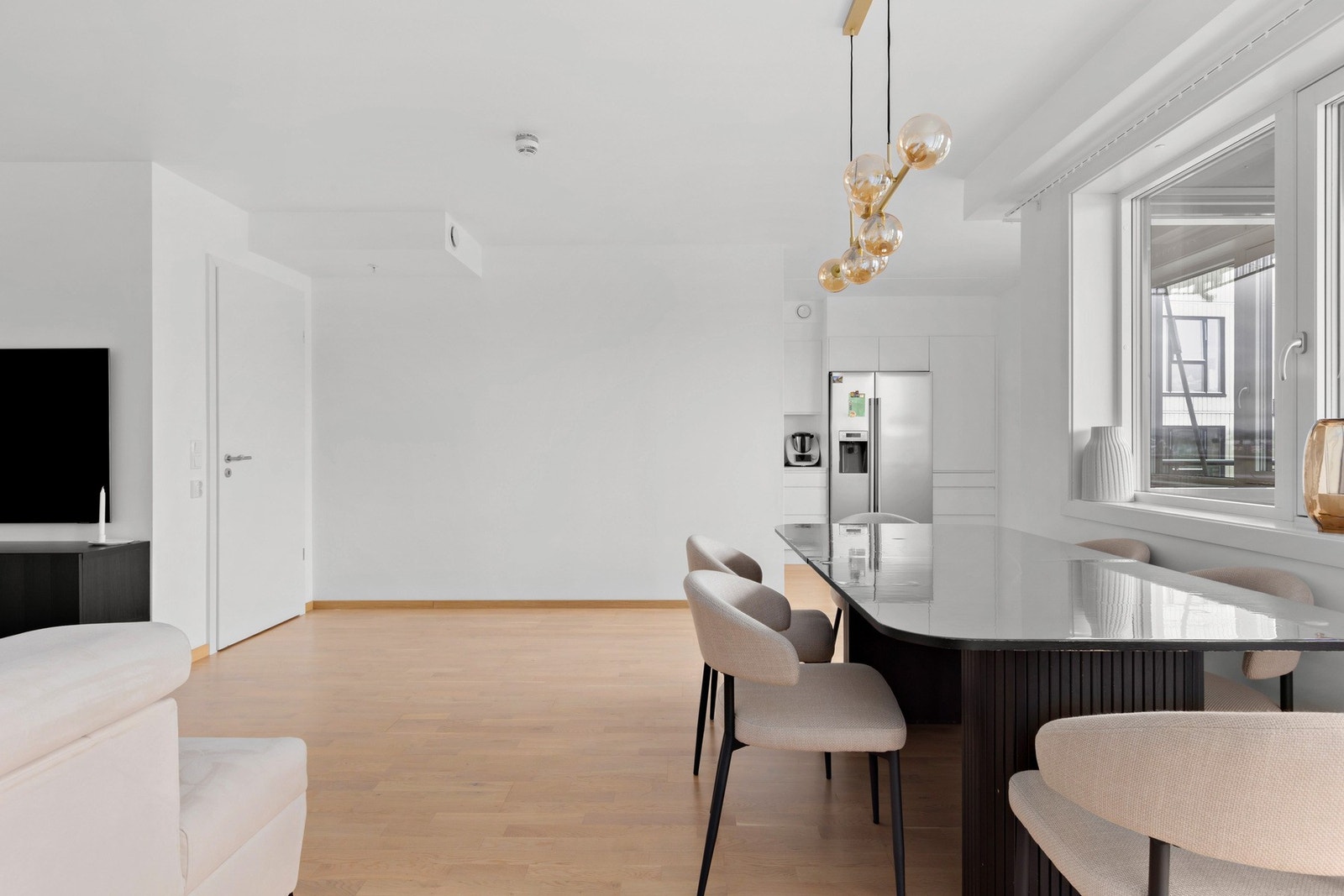 Spisestue med plass til stort bord. Galleribilde