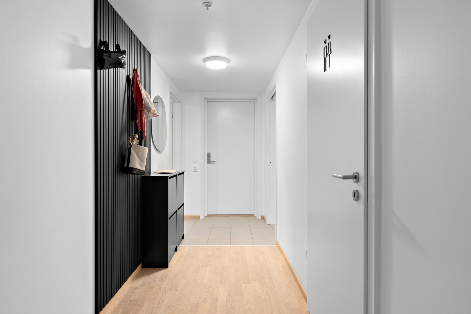 Lys og praktisk entré med plass til garderobe. Galleribilde