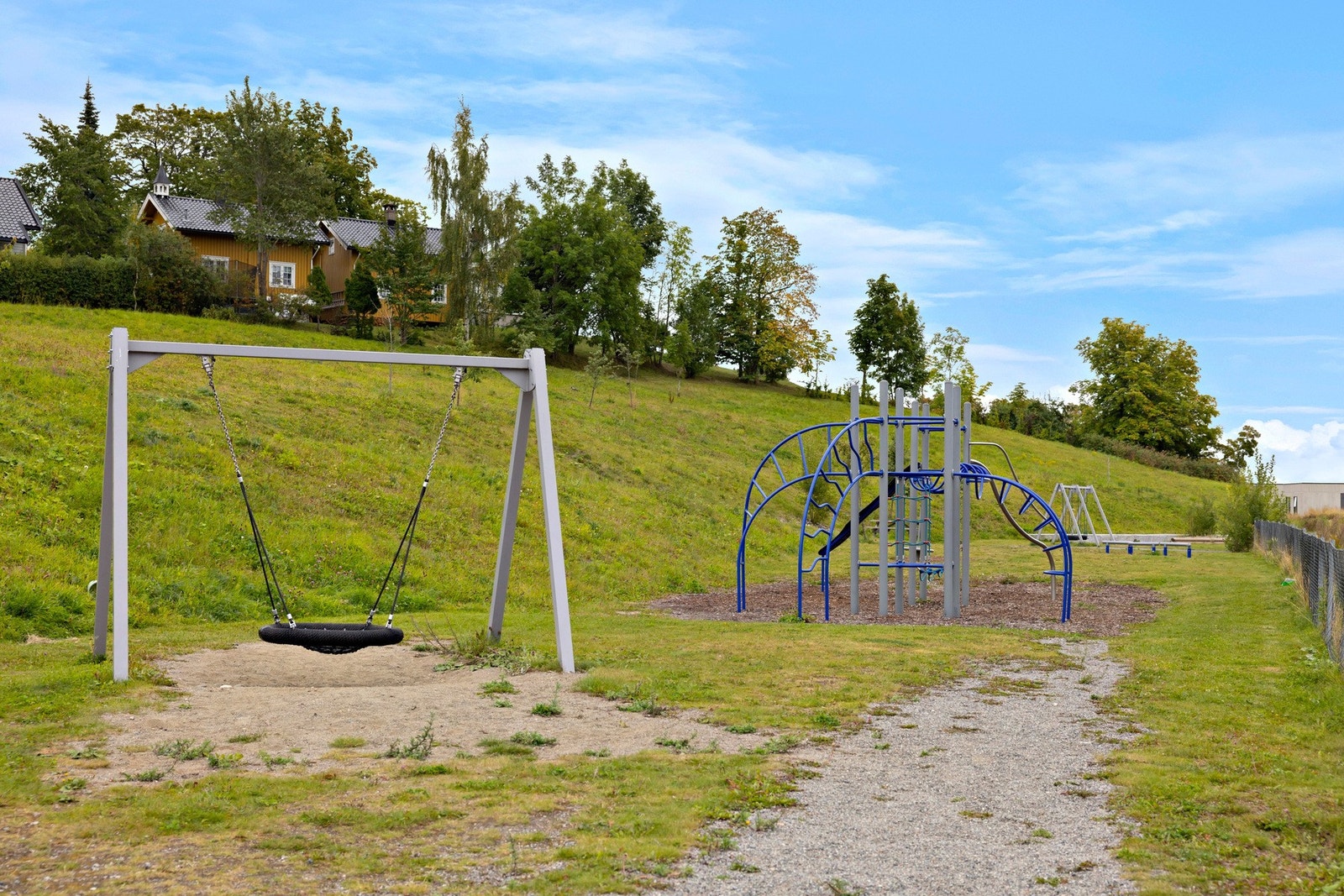 Barnevennlig og rolig nabolag med grønne omgivelser. Galleribilde