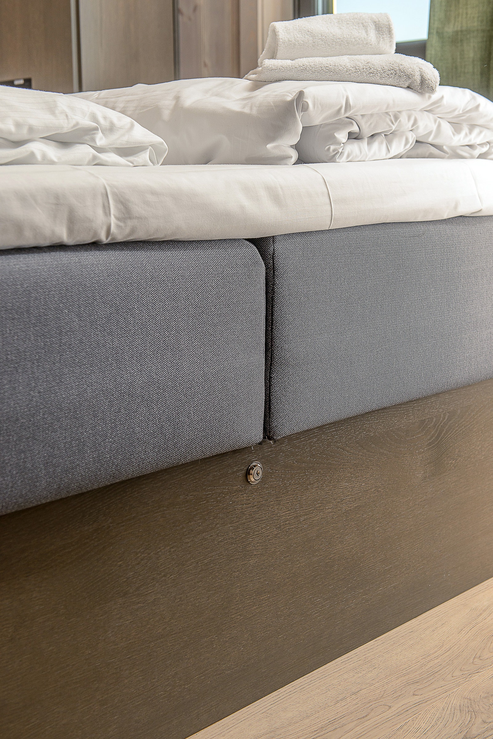 Låsbar oppbevaringsskuff under hele dobbeltsengen (heve-/senkemekanisme). Galleribilde