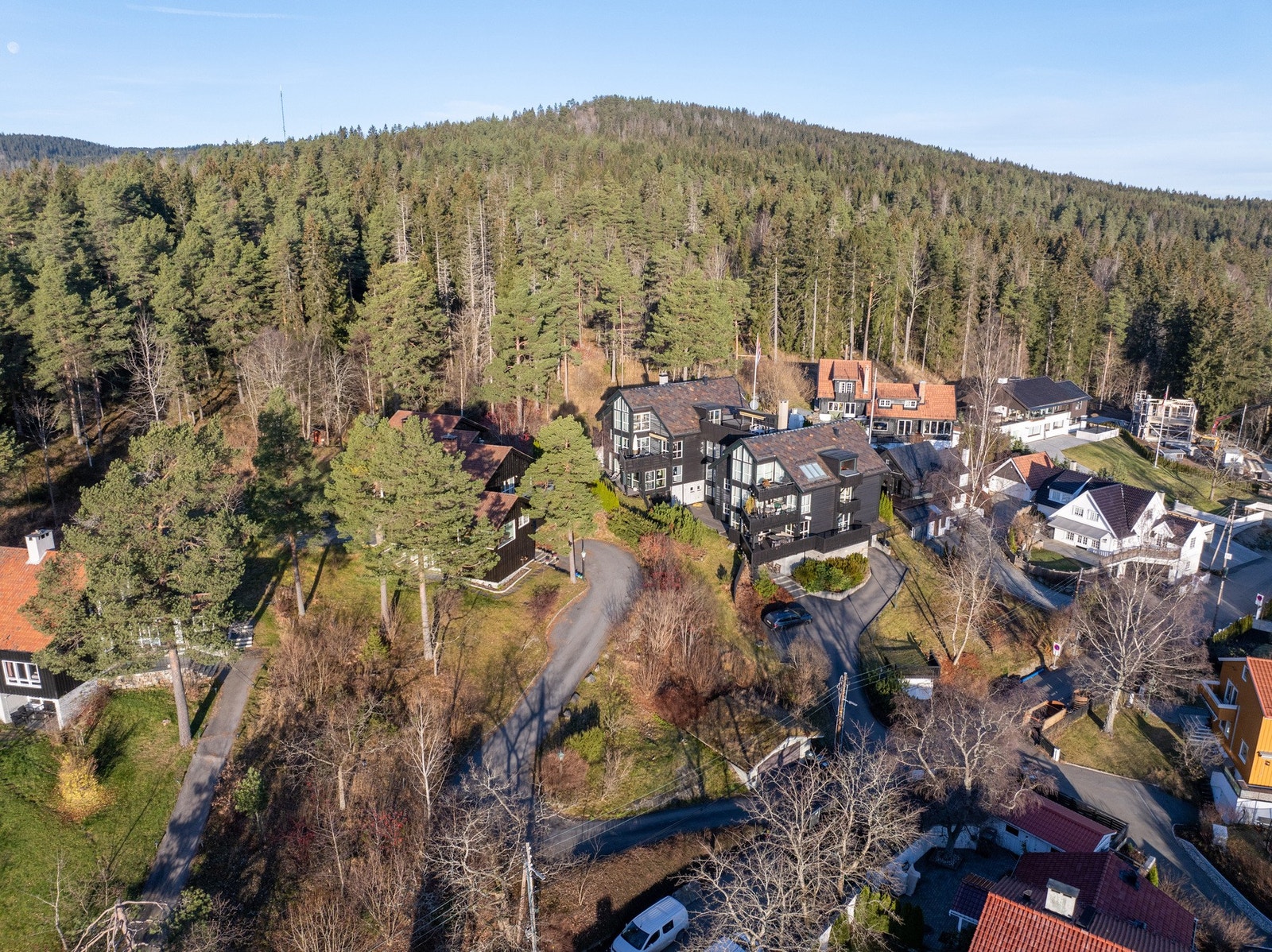 Området tilhører Svendstuen barneskole og Midtstuen ungdomsskole, og det finnes flere barnehager i nærheten. Galleribilde