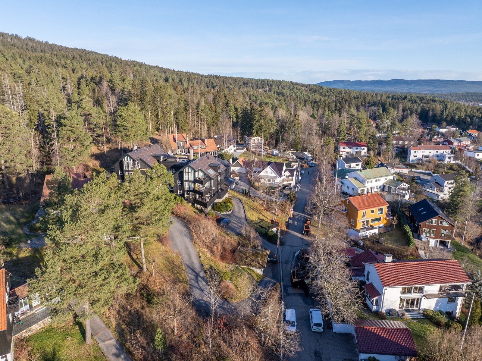 Tomten har en svært attraktiv beliggenhet i et veletablert og rolig boligområde på Vettakollen, preget av barnevennlig omgivelser. Galleribilde