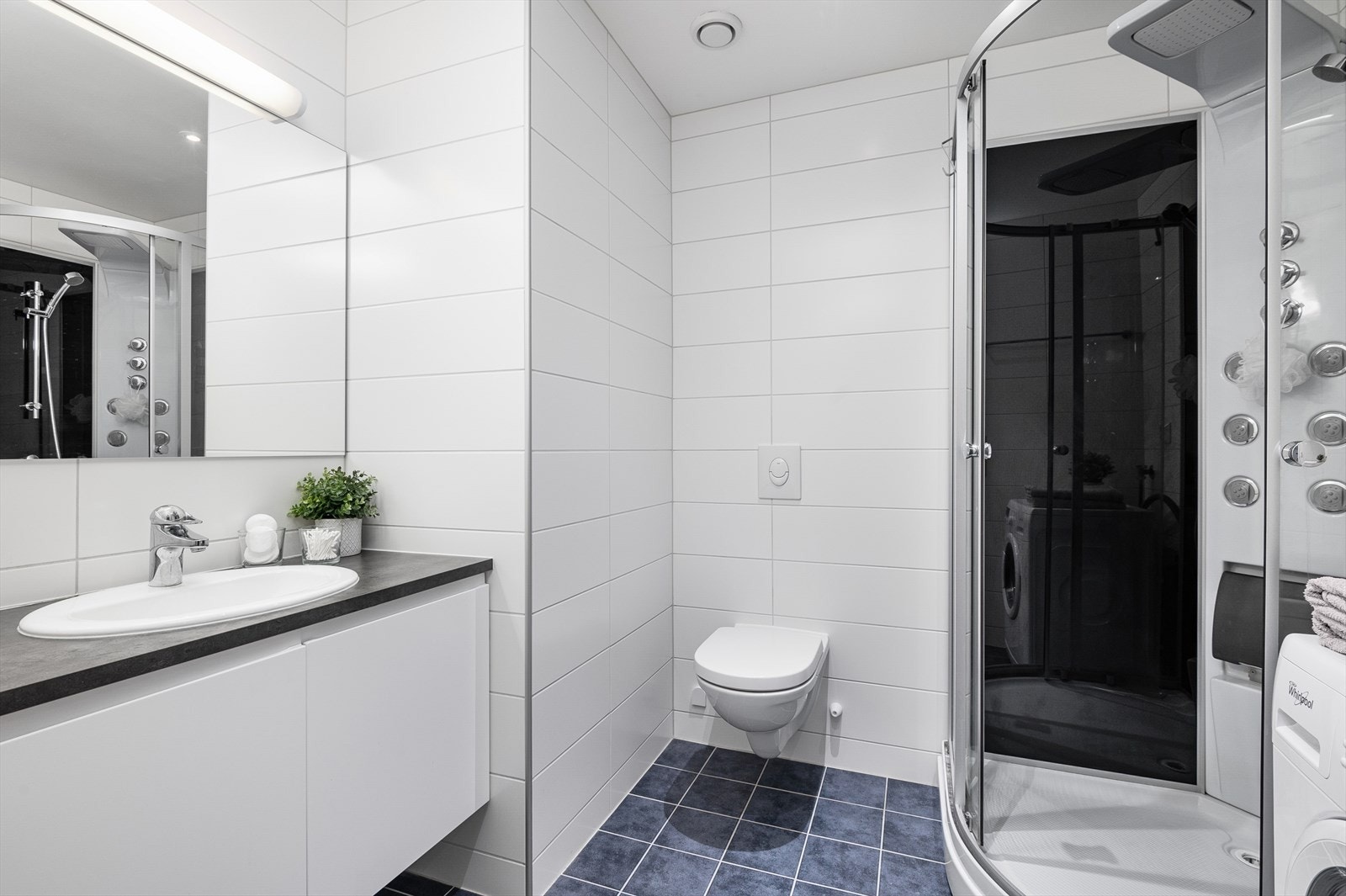 Lunt og fint bad med en elegant hjørnedusj. Galleribilde