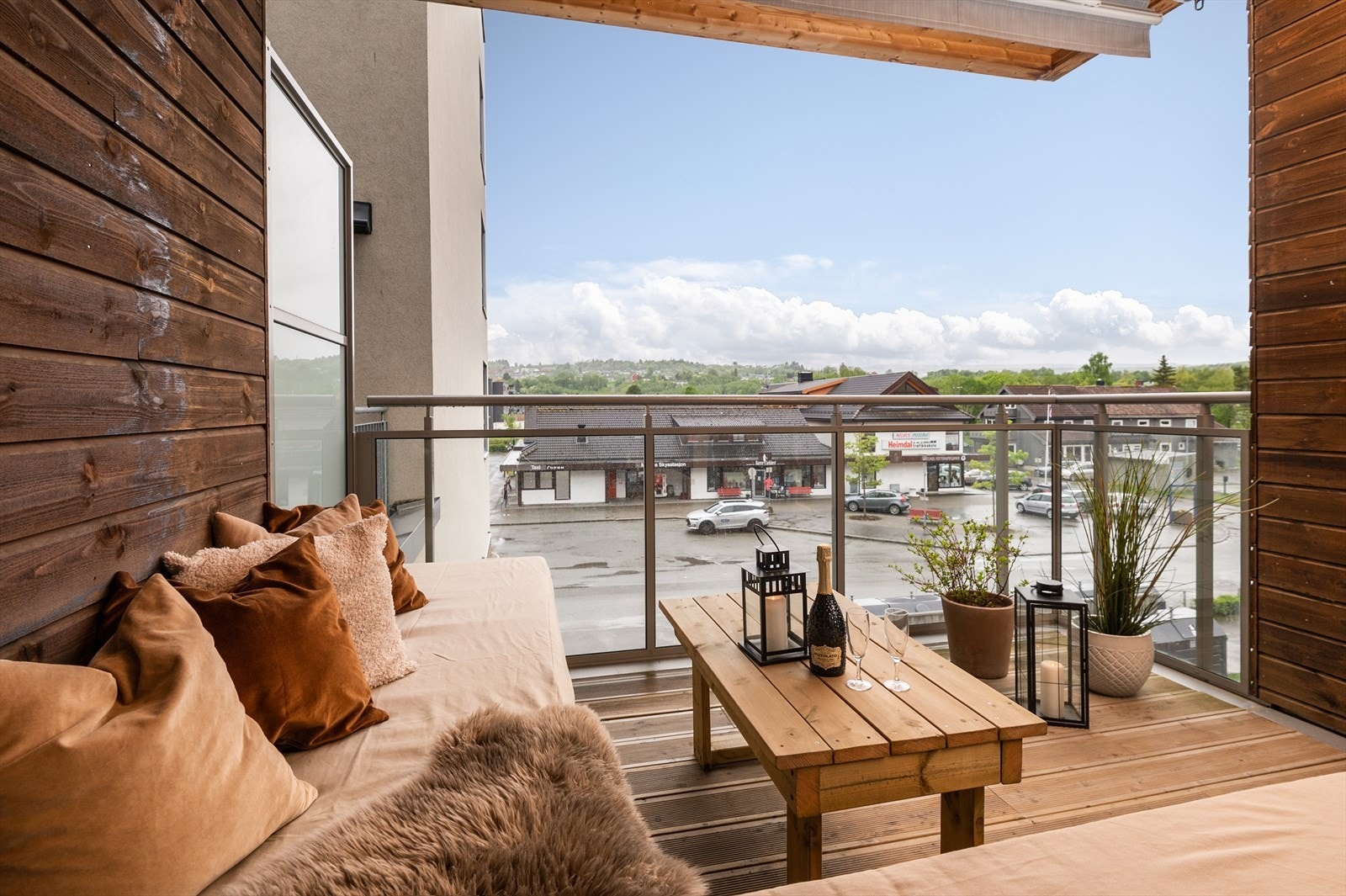 Balkongen er på 10 m², her er det god plass til møblering. Galleribilde