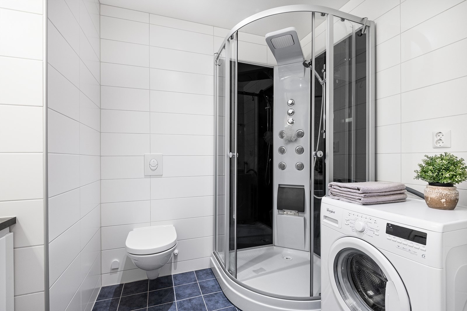 Badet er på 5 m², her er det opplegg for vaskemaskin. Galleribilde