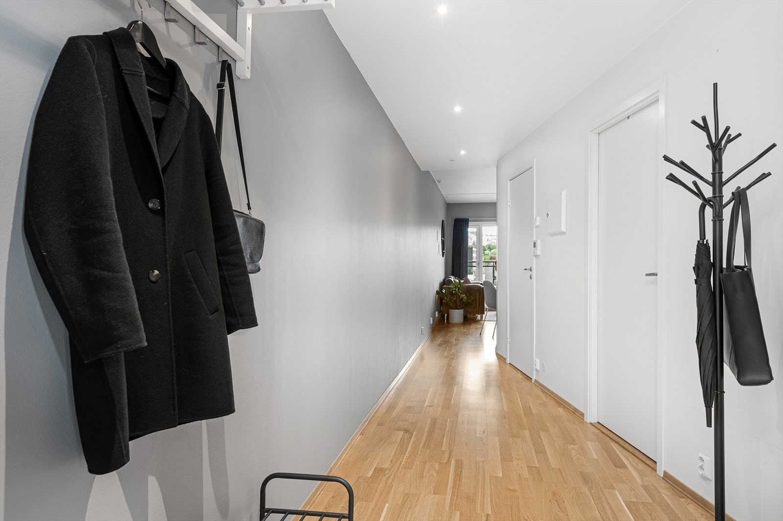 I gangen er det god plass til å ha garderobeskap og for å henge av seg yttertøy. Galleribilde