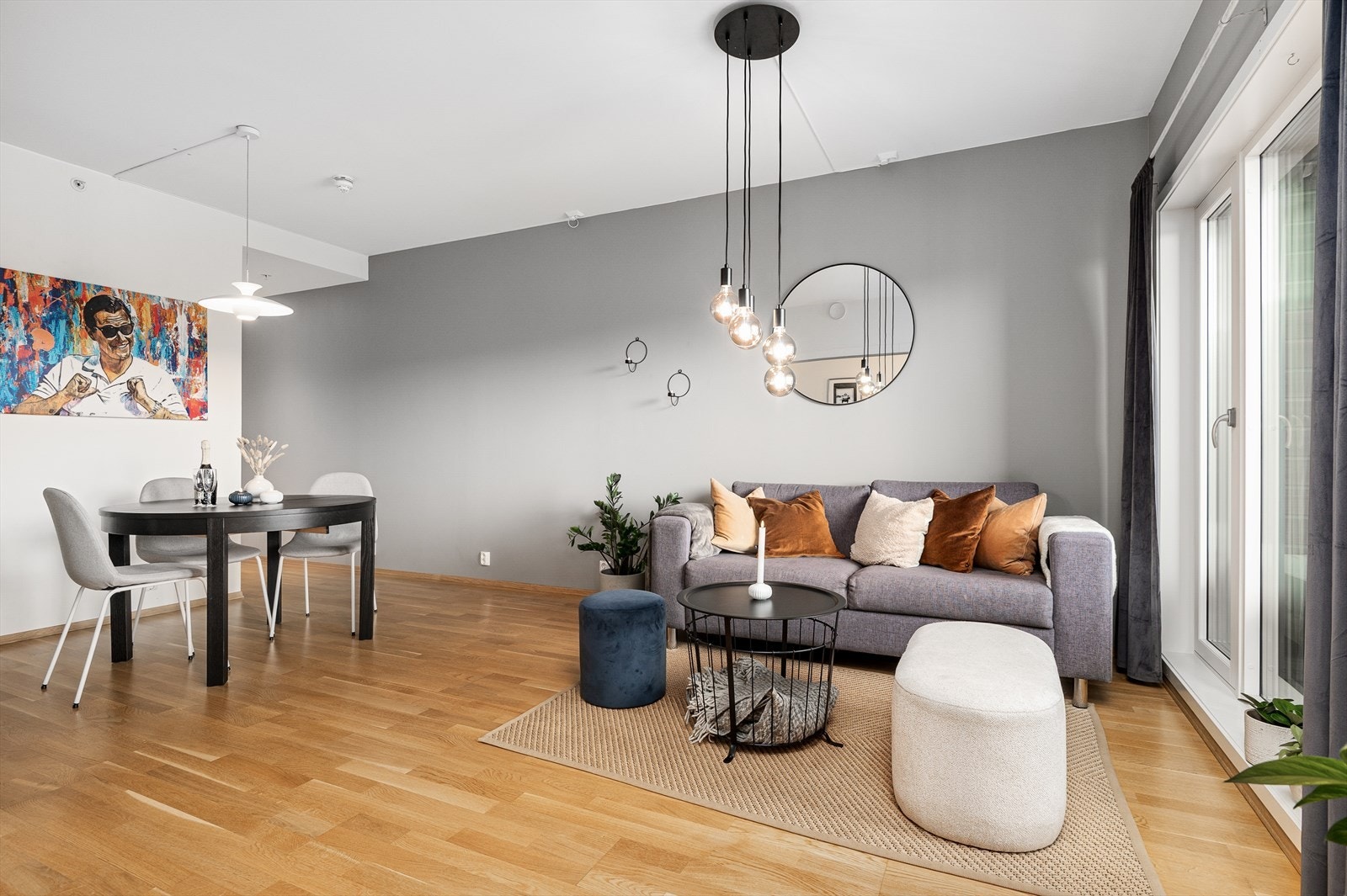 Det er god plass til både sittegruppe og spisebord på stuen. Galleribilde