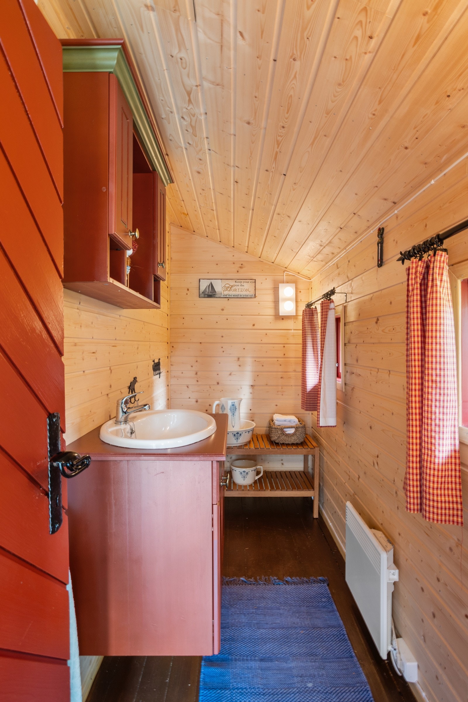 Ved inngangspartiet er det et rom hvor man kan få vasket seg og pusset tennene. Galleribilde