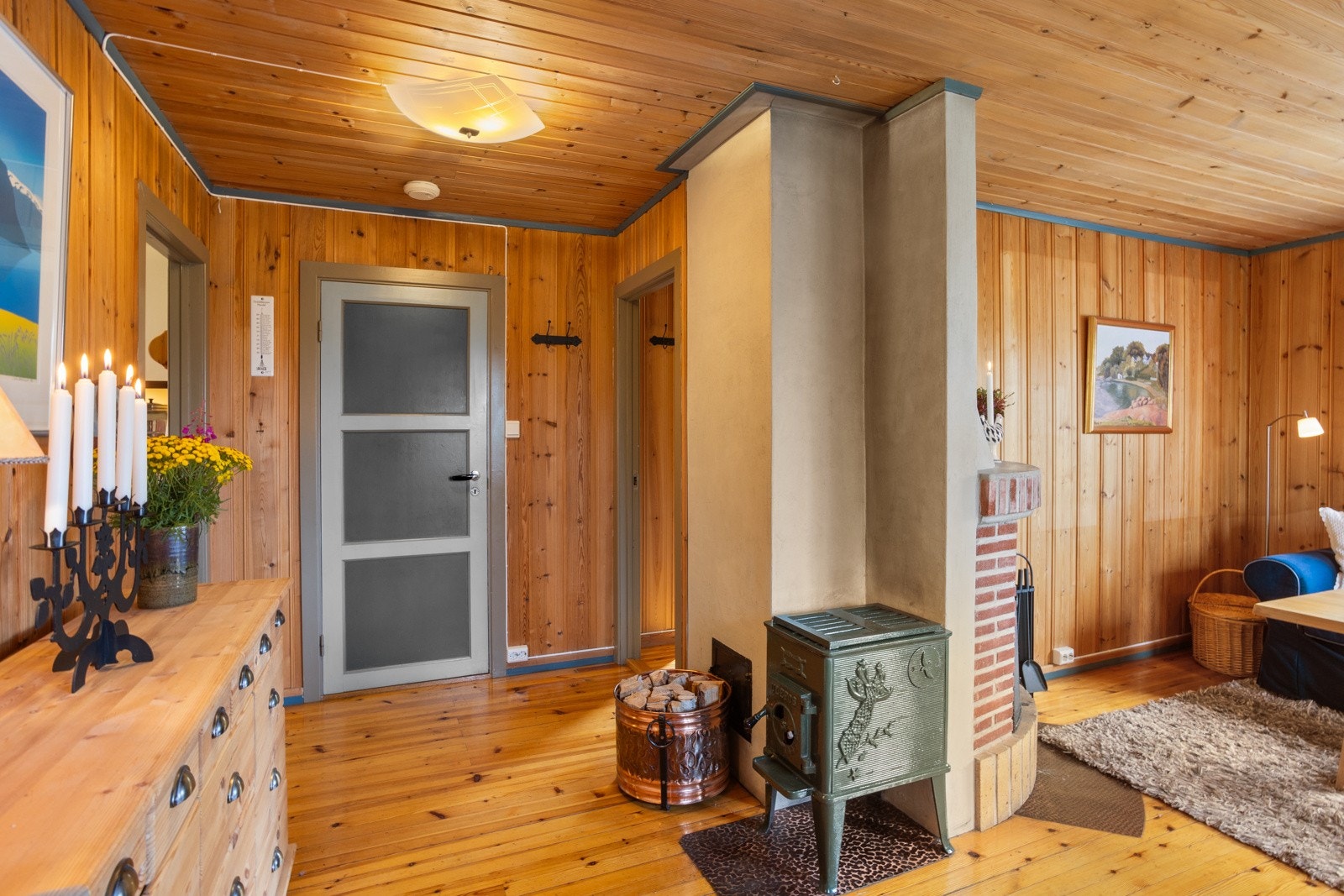 Peis og vedovn er sentralt plassert slik at de varmer opp alle rom. Galleribilde