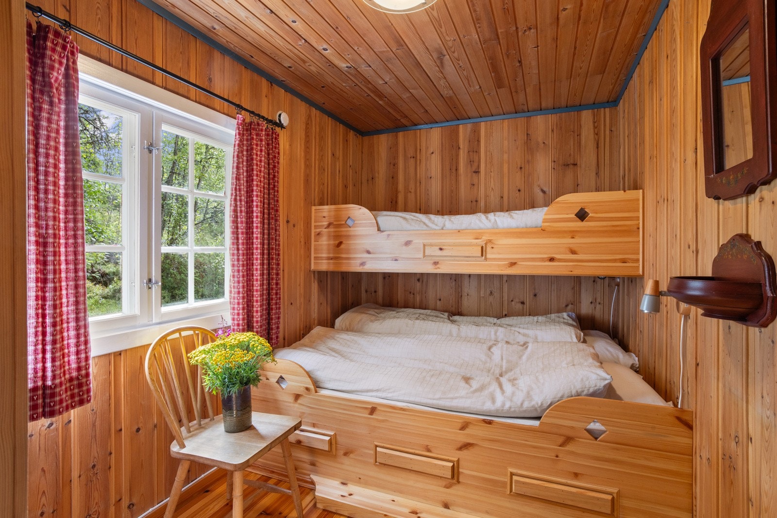 Sengene er plassbygget i 2007. Galleribilde