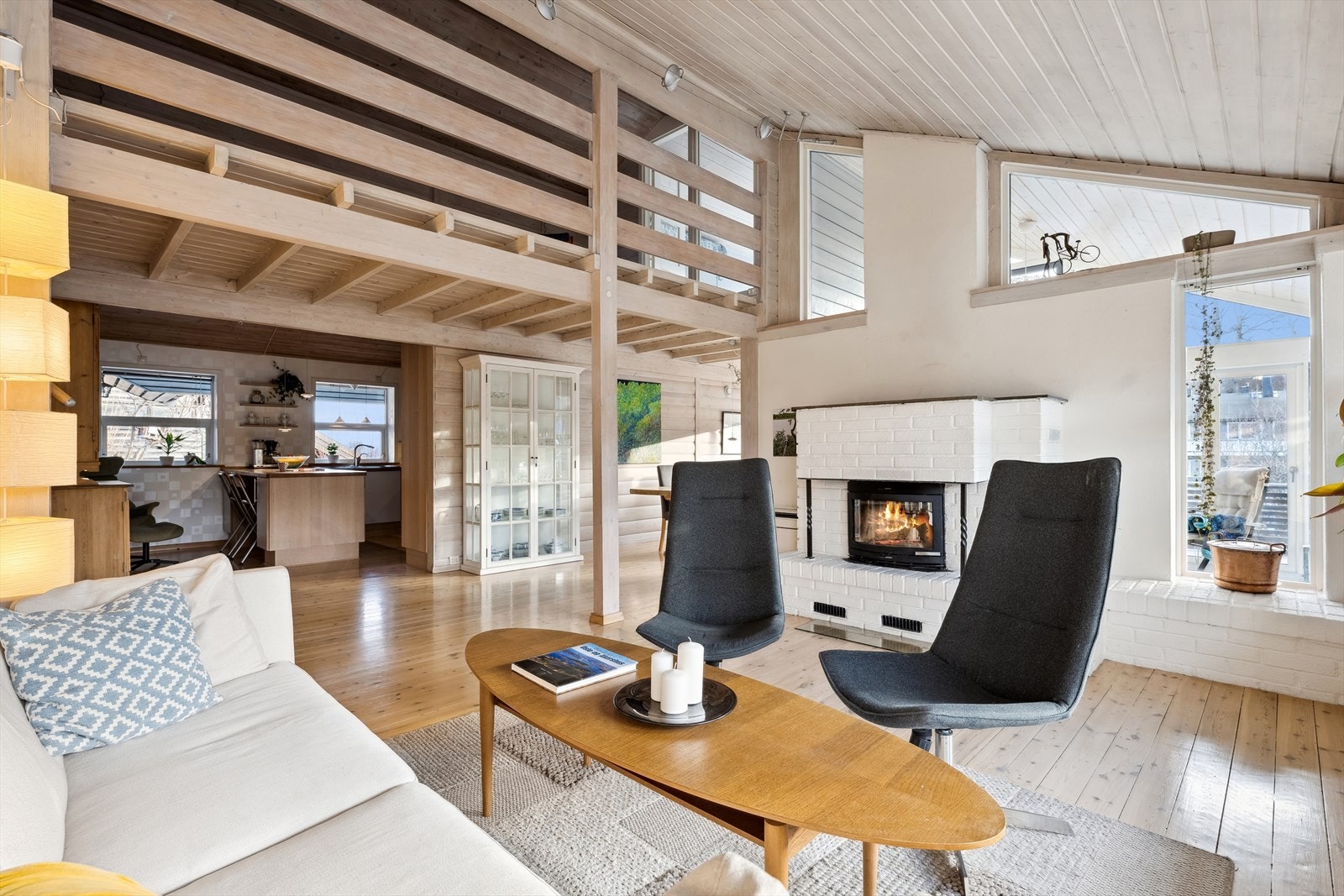 Stuen har en flott, plassbygget peis som sørger for lun varme og knitrende hygge. Galleribilde