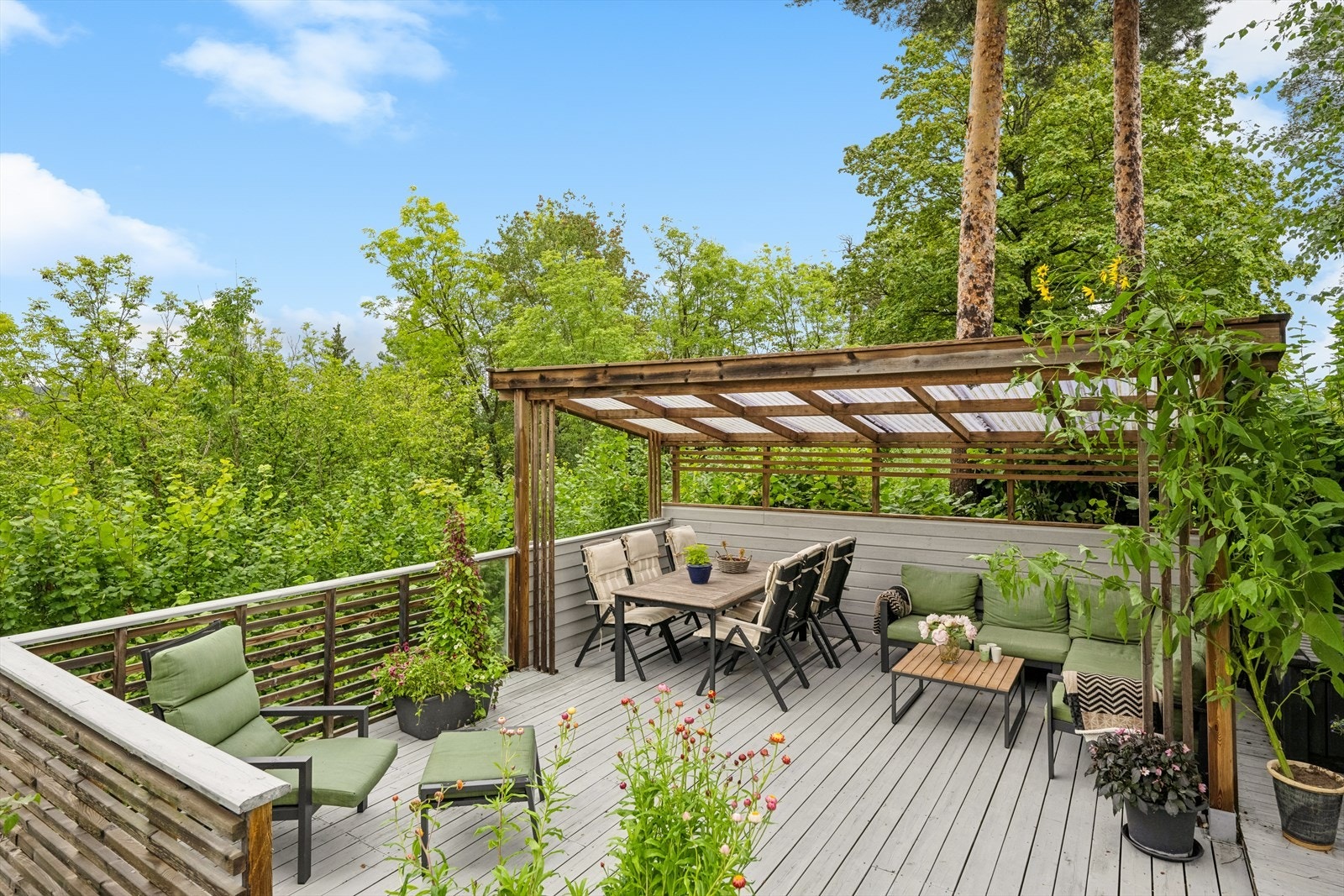 Herlig terrasse med overbygg. Galleribilde