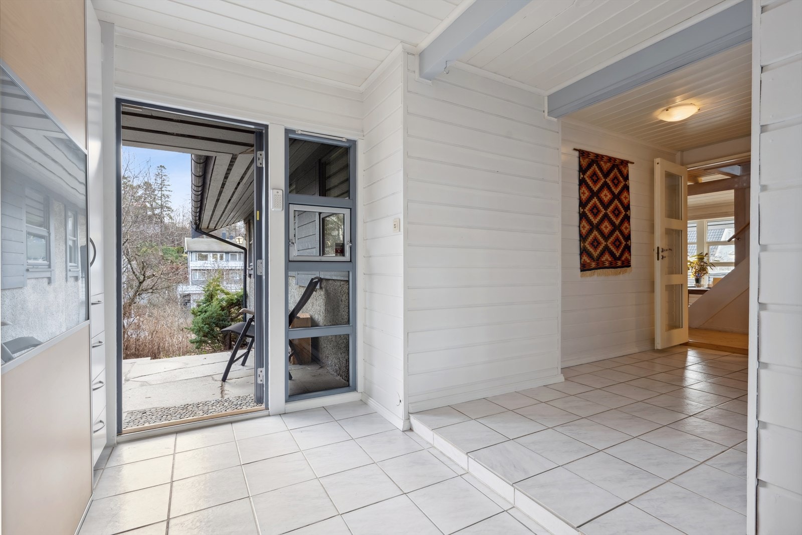 Romslig entré/hall med stor skyvedørsgarderobe. Galleribilde