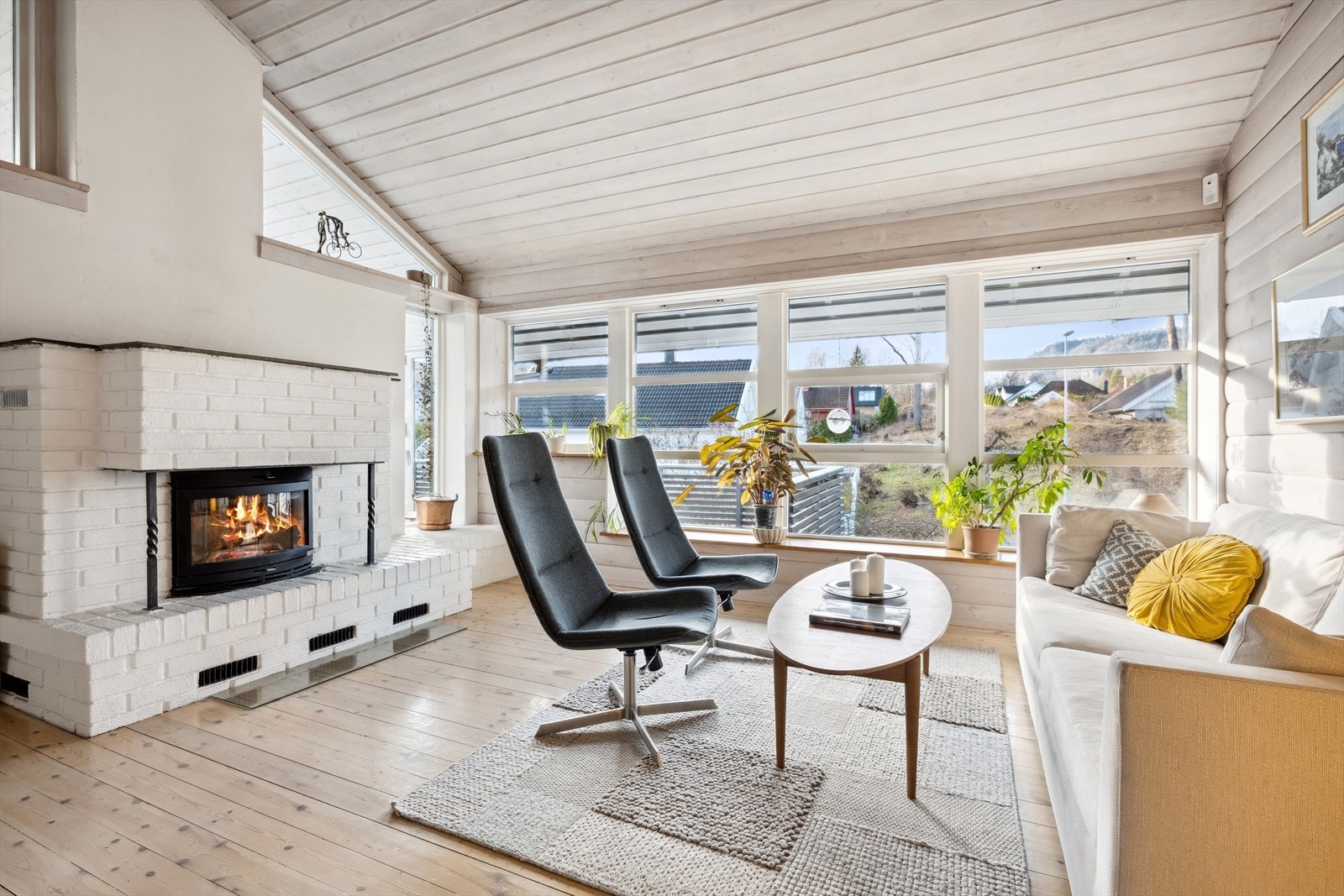 Store vindusflater sørger for gode lysforhold. Galleribilde