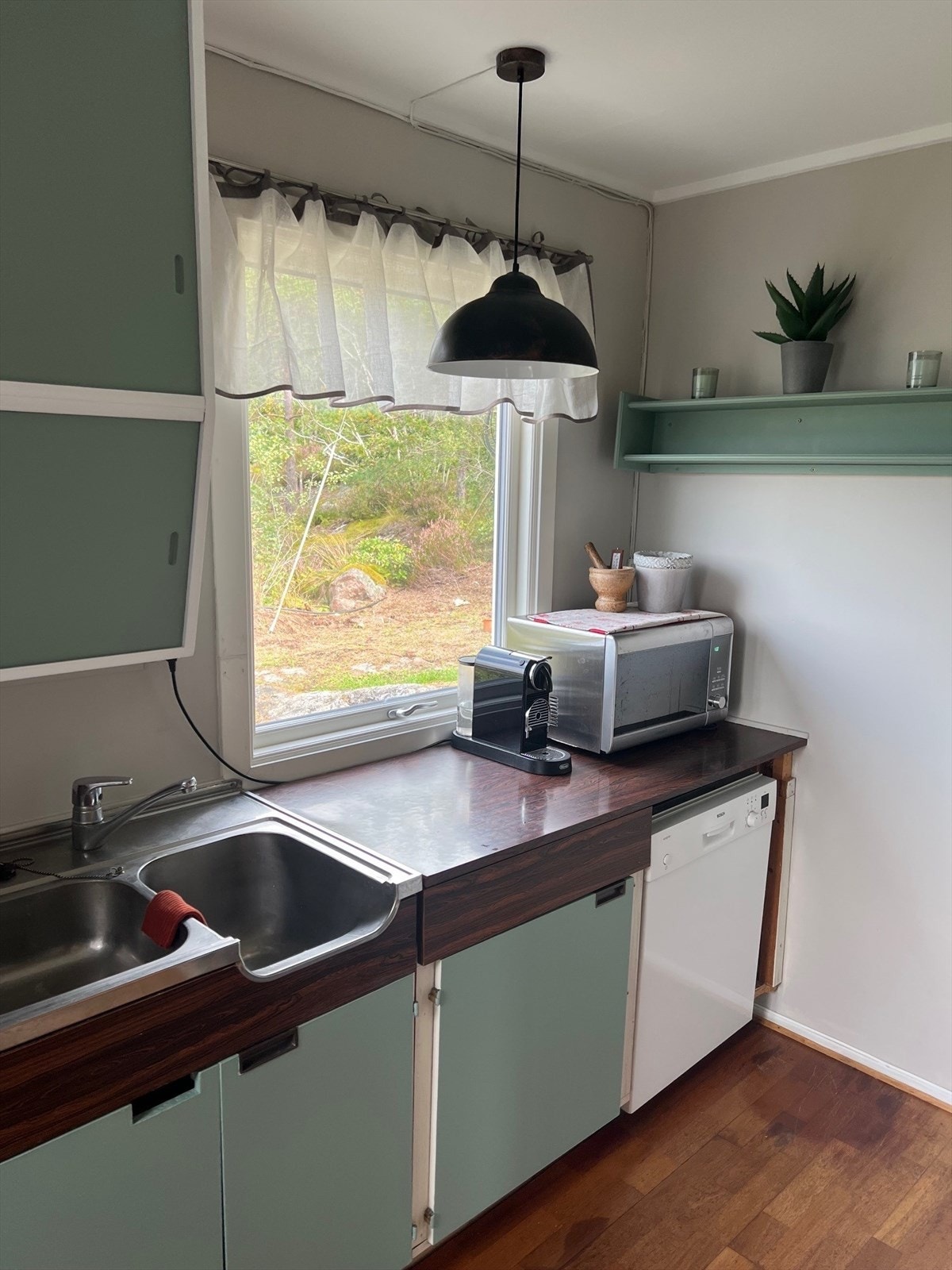 Innredningen og kjøkkenfrontene er nylig malt Galleribilde