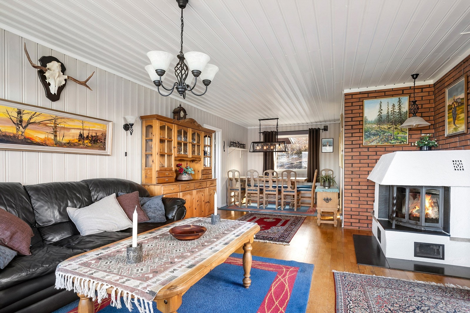 En hyggelig peis med innsats, er plassert sentralt i rommet Galleribilde