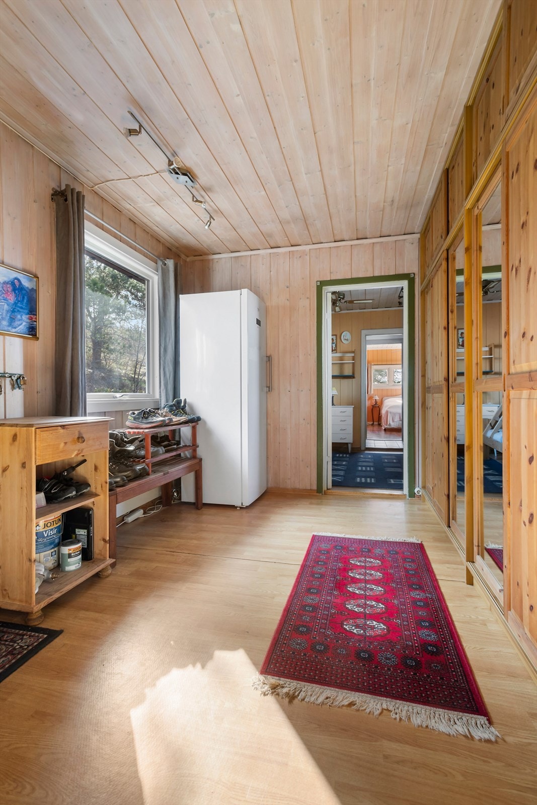 Entréen har stor skyvedørsgarderobe med mye oppbevaringsplass Galleribilde