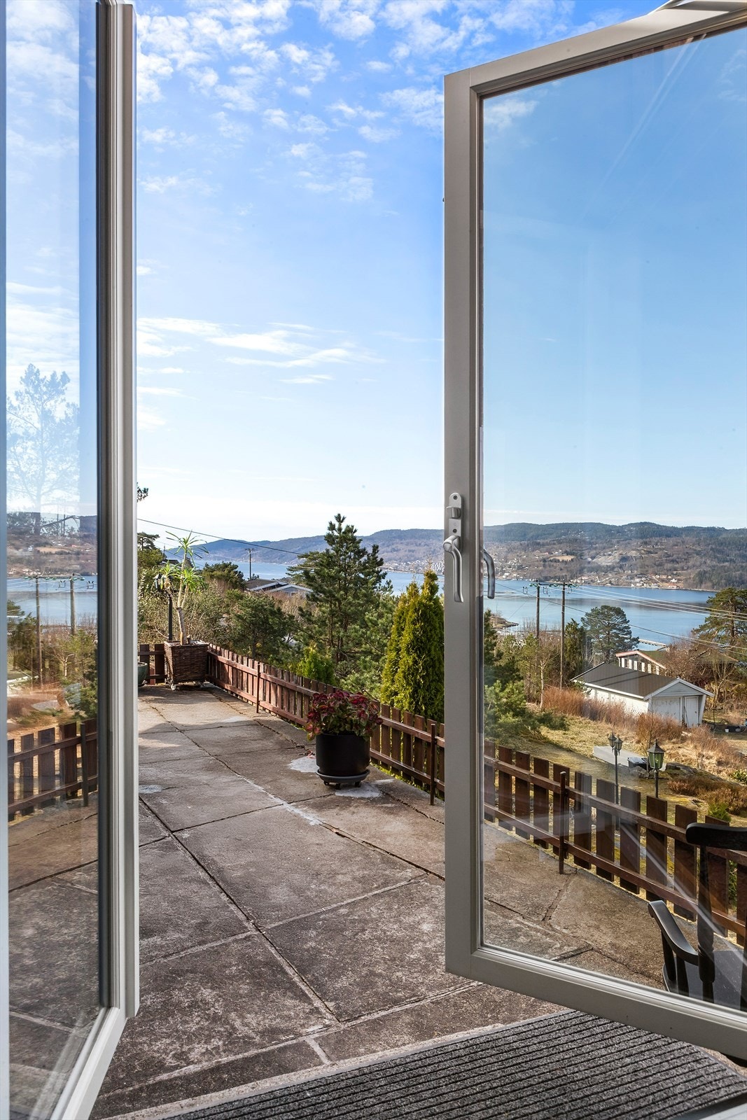 Fra stuen er det utgang til vestvendt terrasse Galleribilde