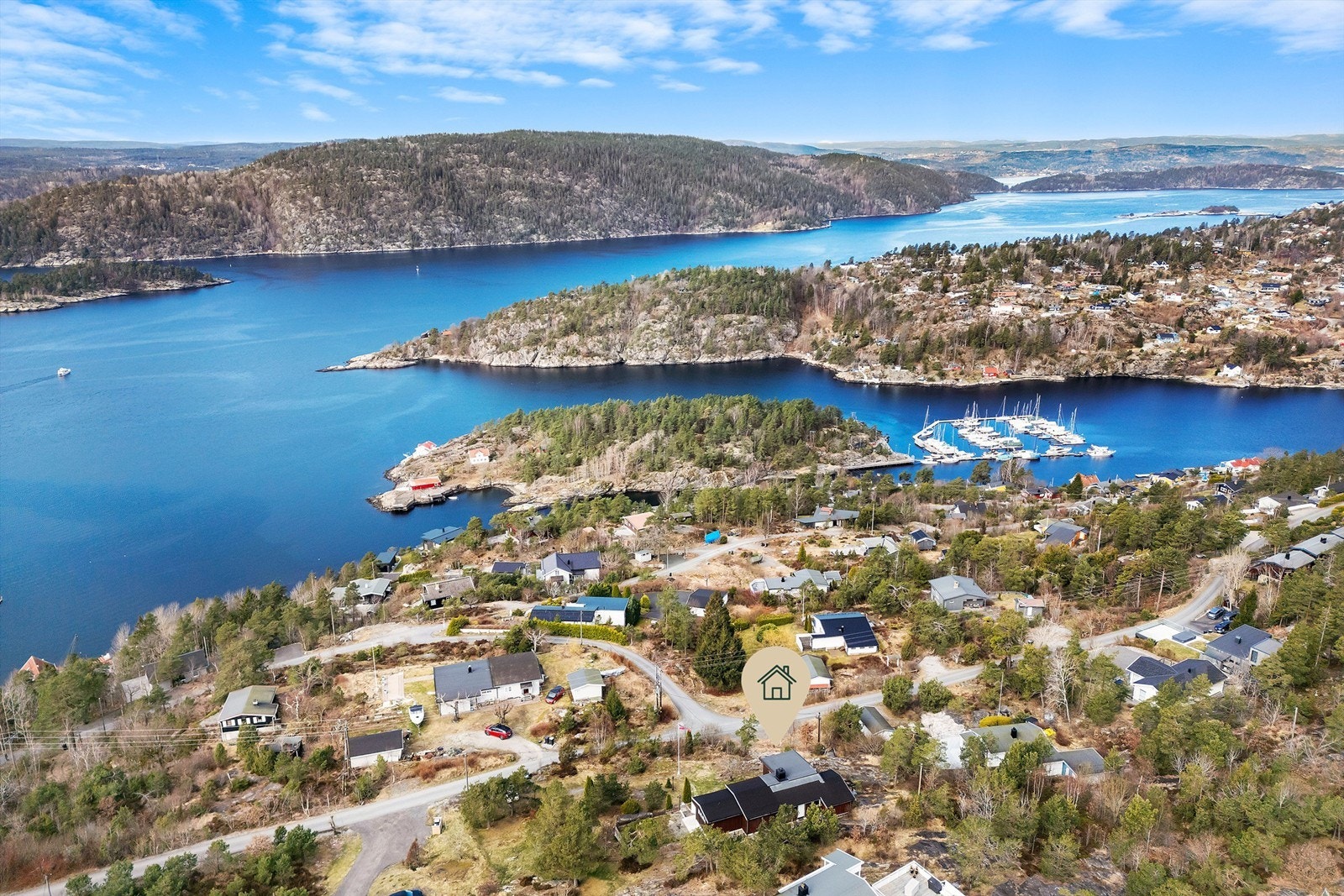 I sentrum finner du den populære Badeparken med flere sandstrender, stupebrett, svaberg og en flott gresslette Galleribilde