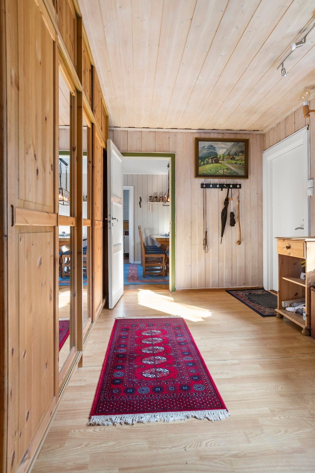 Entréen har også plass til kommoder og skoskap Galleribilde