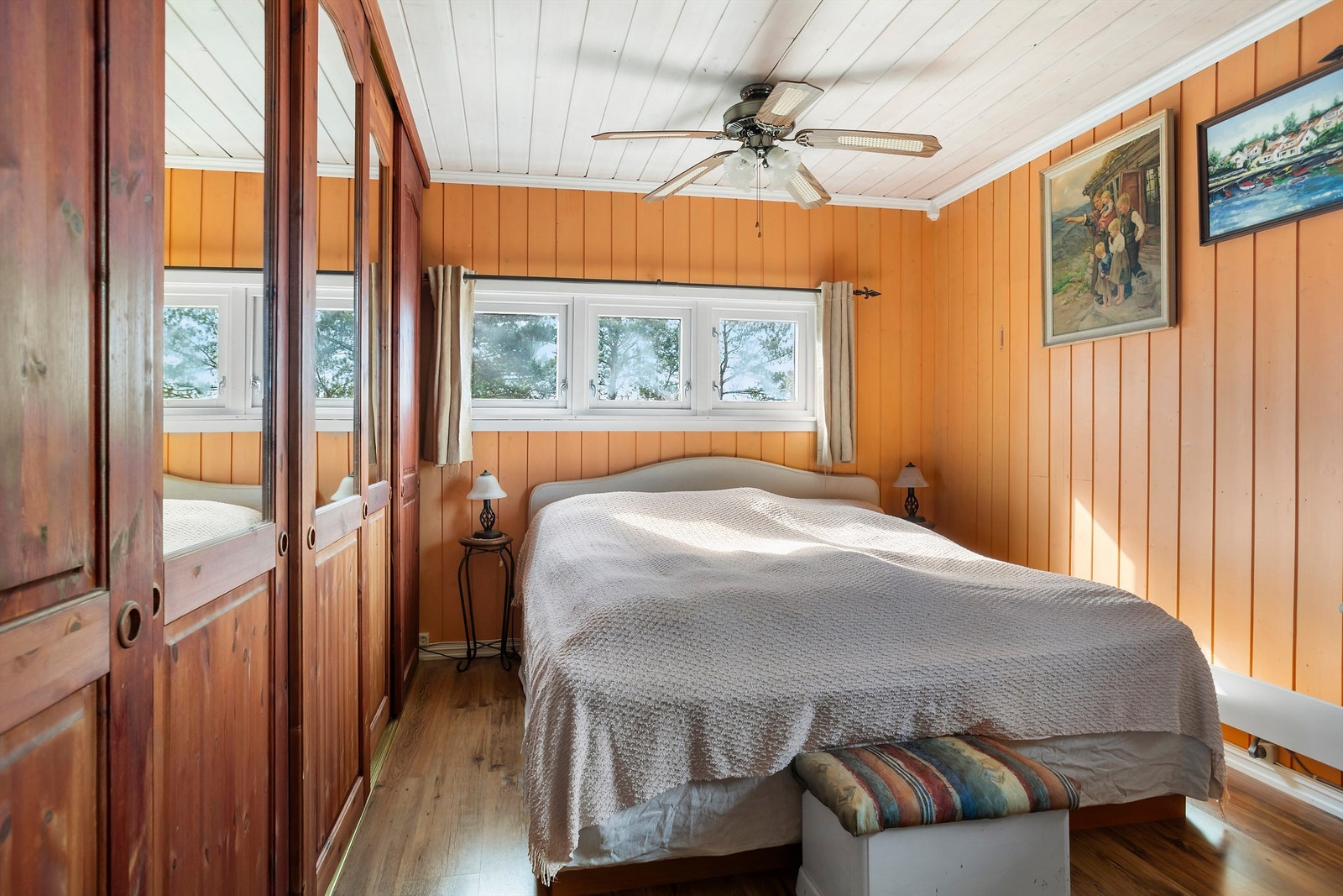 Fritidsboligen har to soverom med takvifter for varme sommernetter Galleribilde