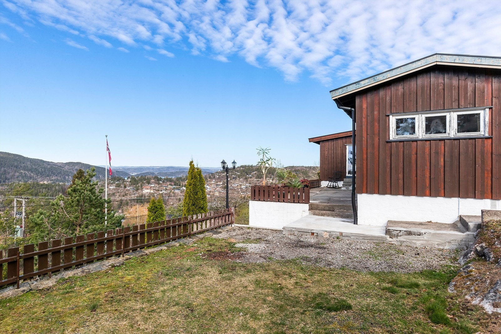 En liten spasertur innover i skogen fører blant annet til idylliske Nedredammen og Øvredammen, med mulighet for bading og fiske Galleribilde