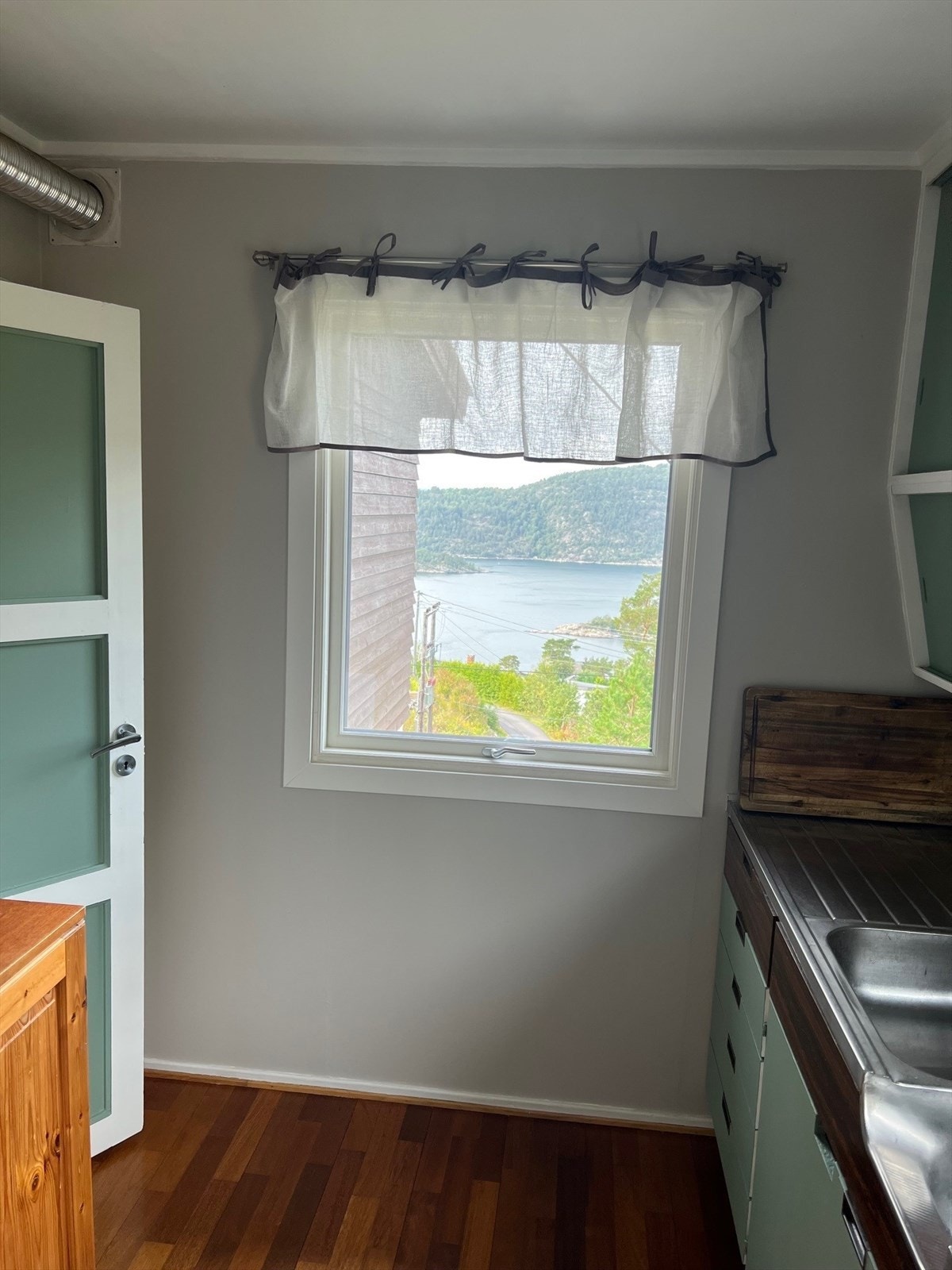 Flott utsikt fra kjøkkenvinduet Galleribilde