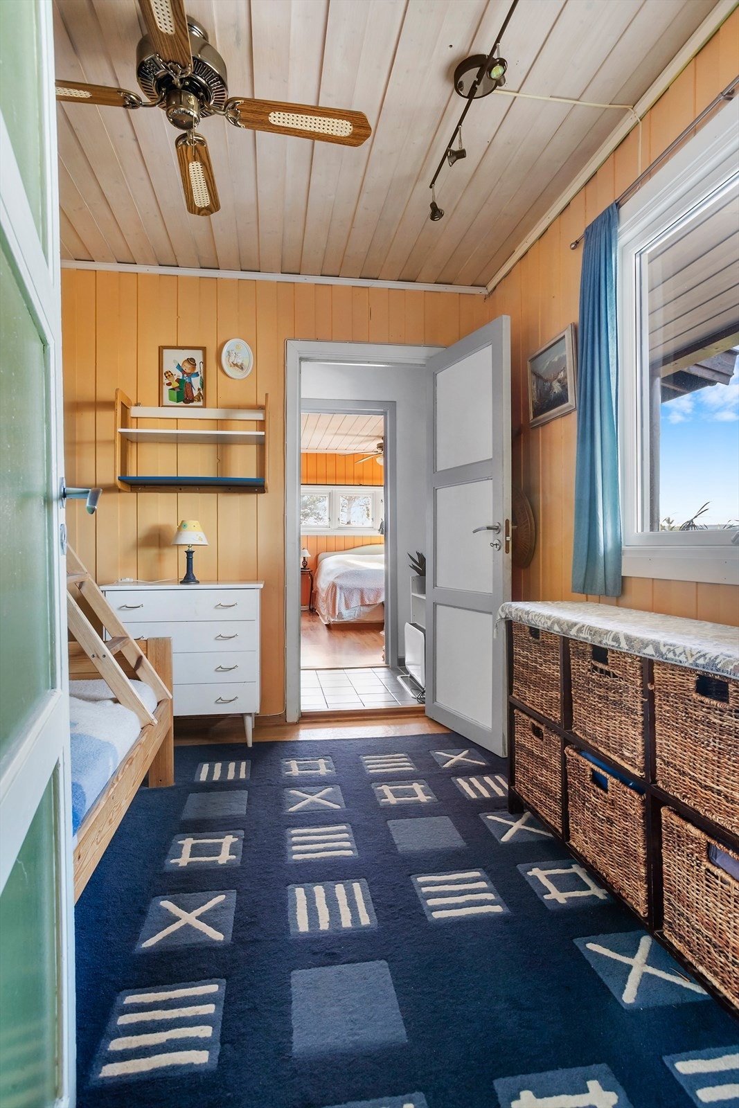 Soverommene kan innredes med seng, nattbord og kommode Galleribilde