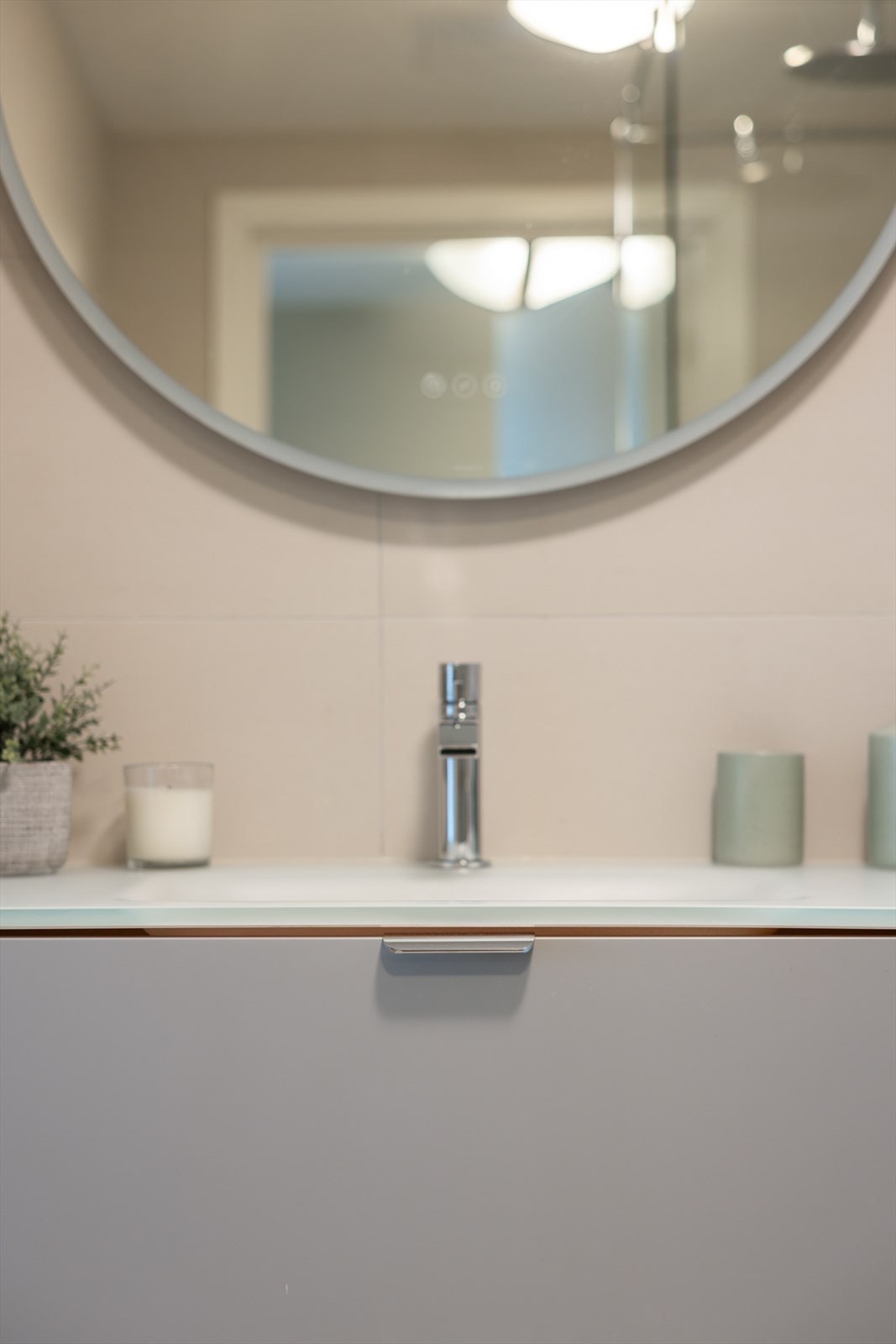 Innredningem består av servantskap med nedfelt servant, underskuffer med 1-greps blandebatteri, dusj med glassdør/vegg, og vegghengt toalett. Galleribilde