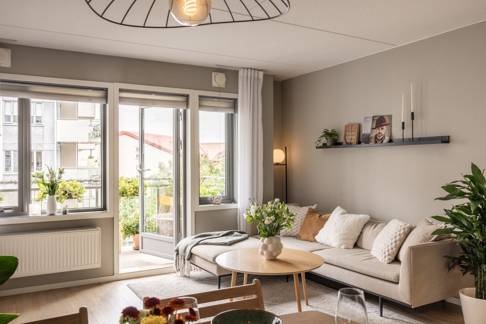 Innbydende og lun stue med store vindusflater som sørger for rikelig med naturlig lys. Galleribilde