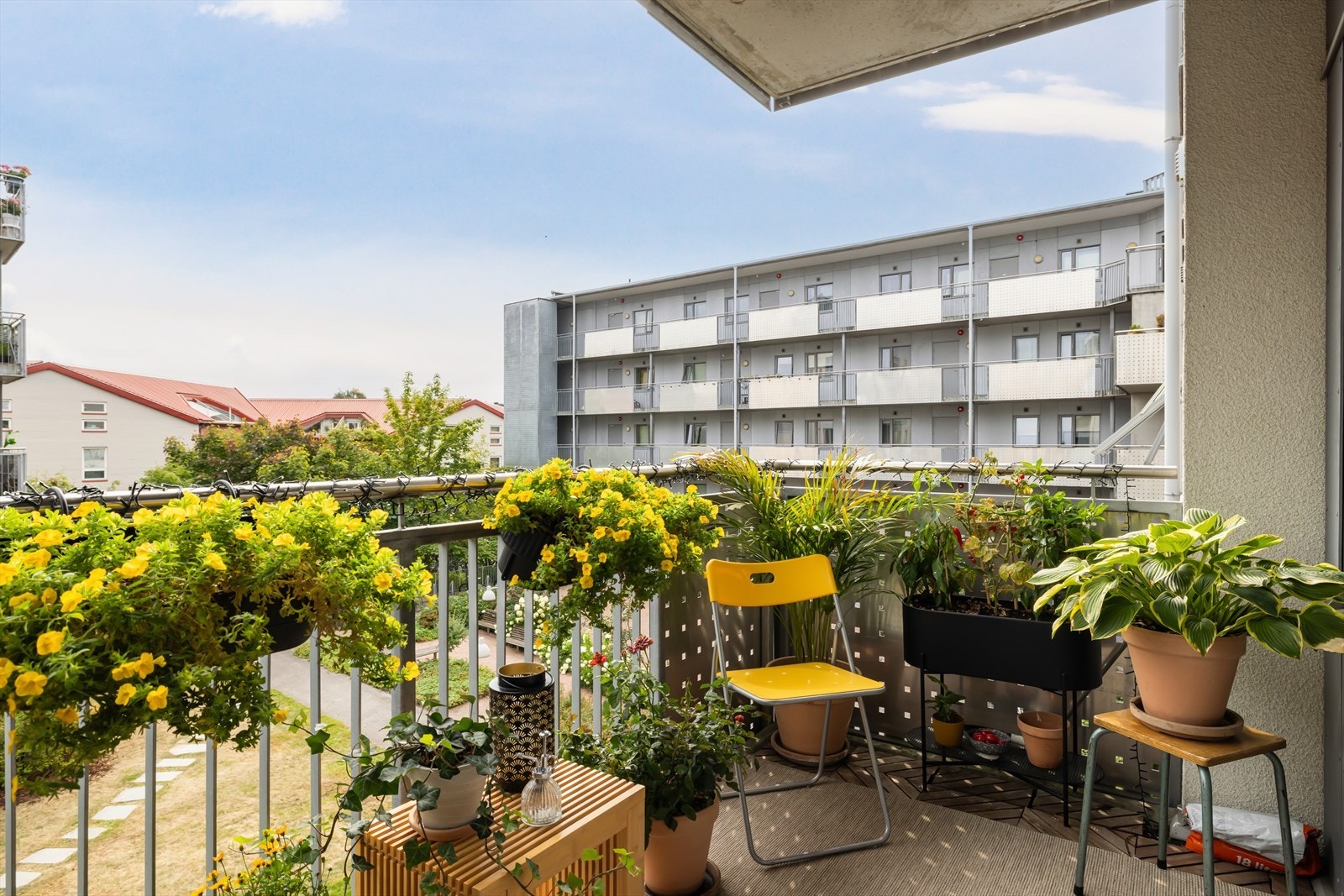 Balkongen vender mot en skjermet bakgård. Galleribilde