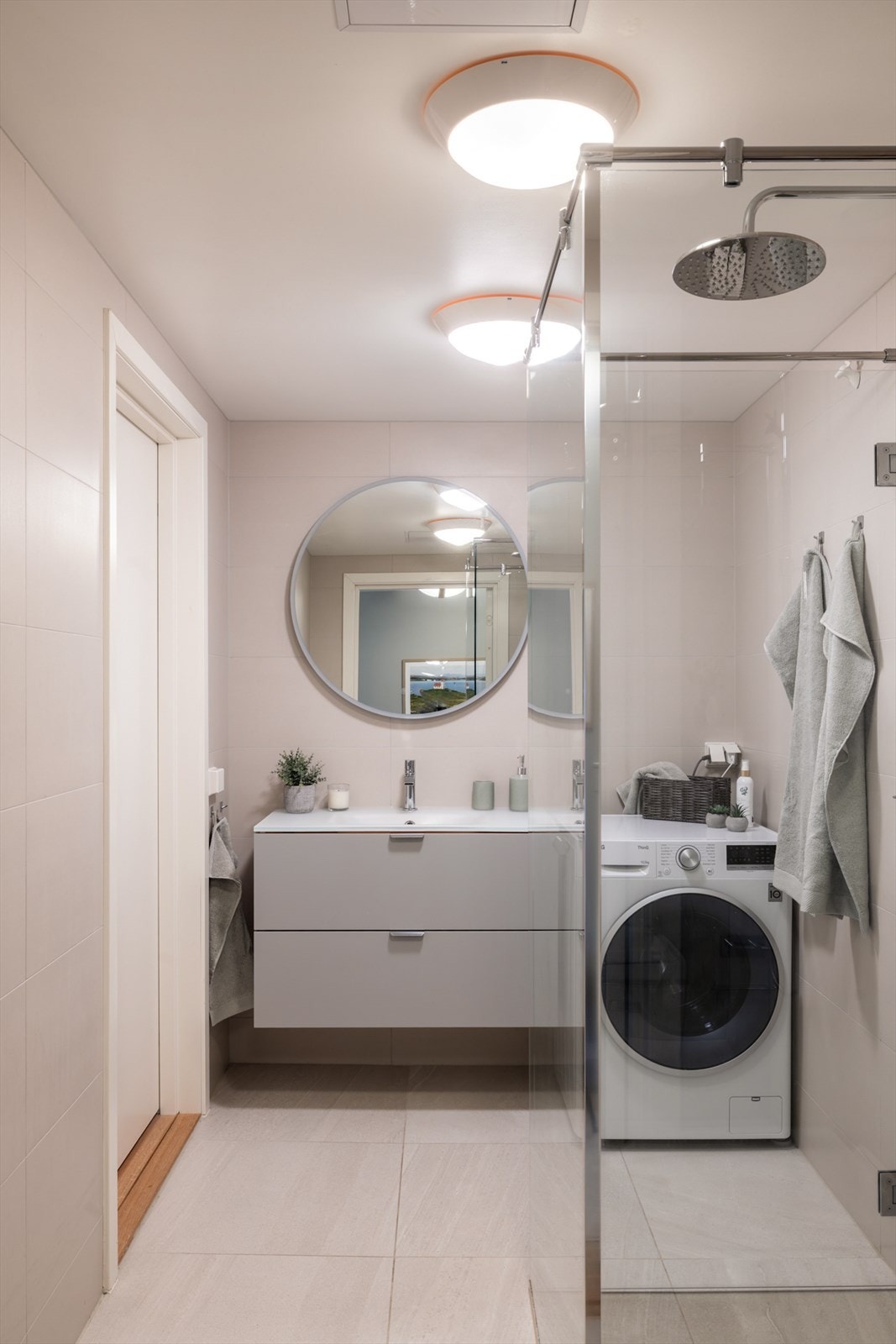 Flislagt og delikat bad med gulvvarme og opplegg til vaskemaskin. Galleribilde