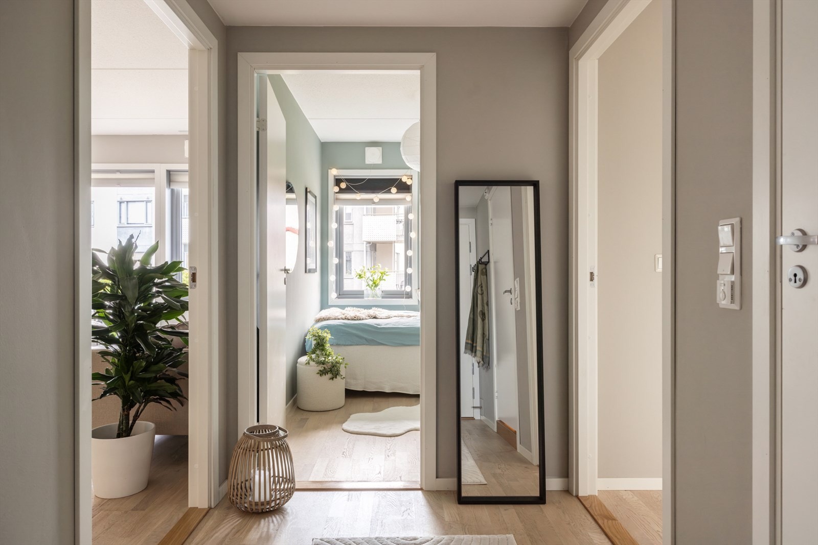 Romslig og innbydende entré som gir et umiddelbart godt førsteintrykk. Galleribilde