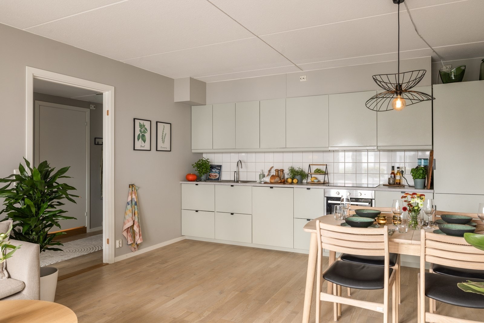 Flott kjøkken med mye oppbevaringsplass i skuffer og skap. Galleribilde