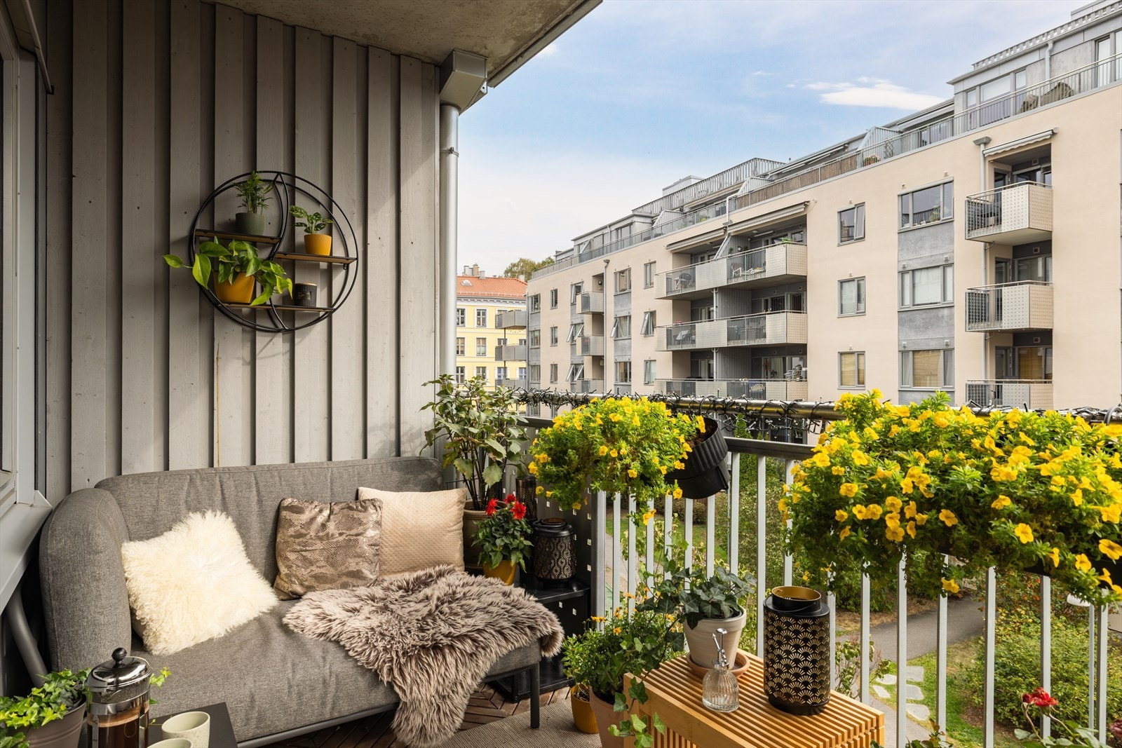 Fra stuen er det utgang til en hyggelig, takoverbygget balkong på ca. 6 kvm. Galleribilde