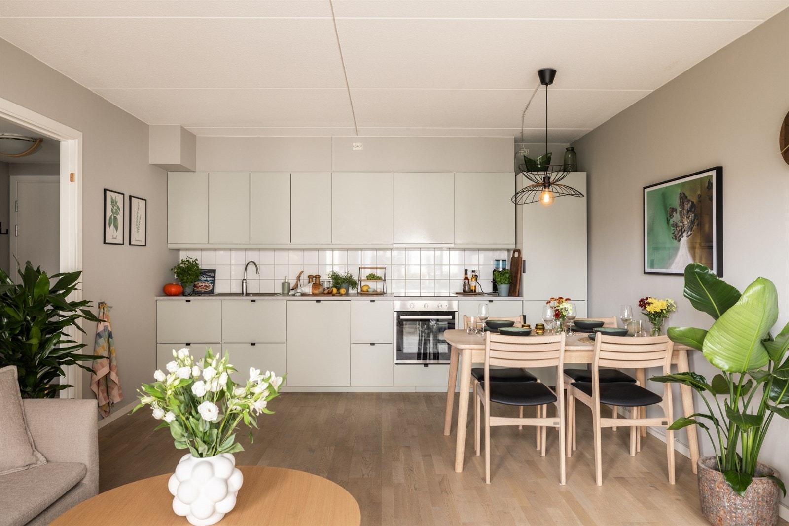 Leiligheten byr blant annet på en åpen stue- og kjøkkenløsning med plass til både sofaseksjon og spiseplass. Galleribilde