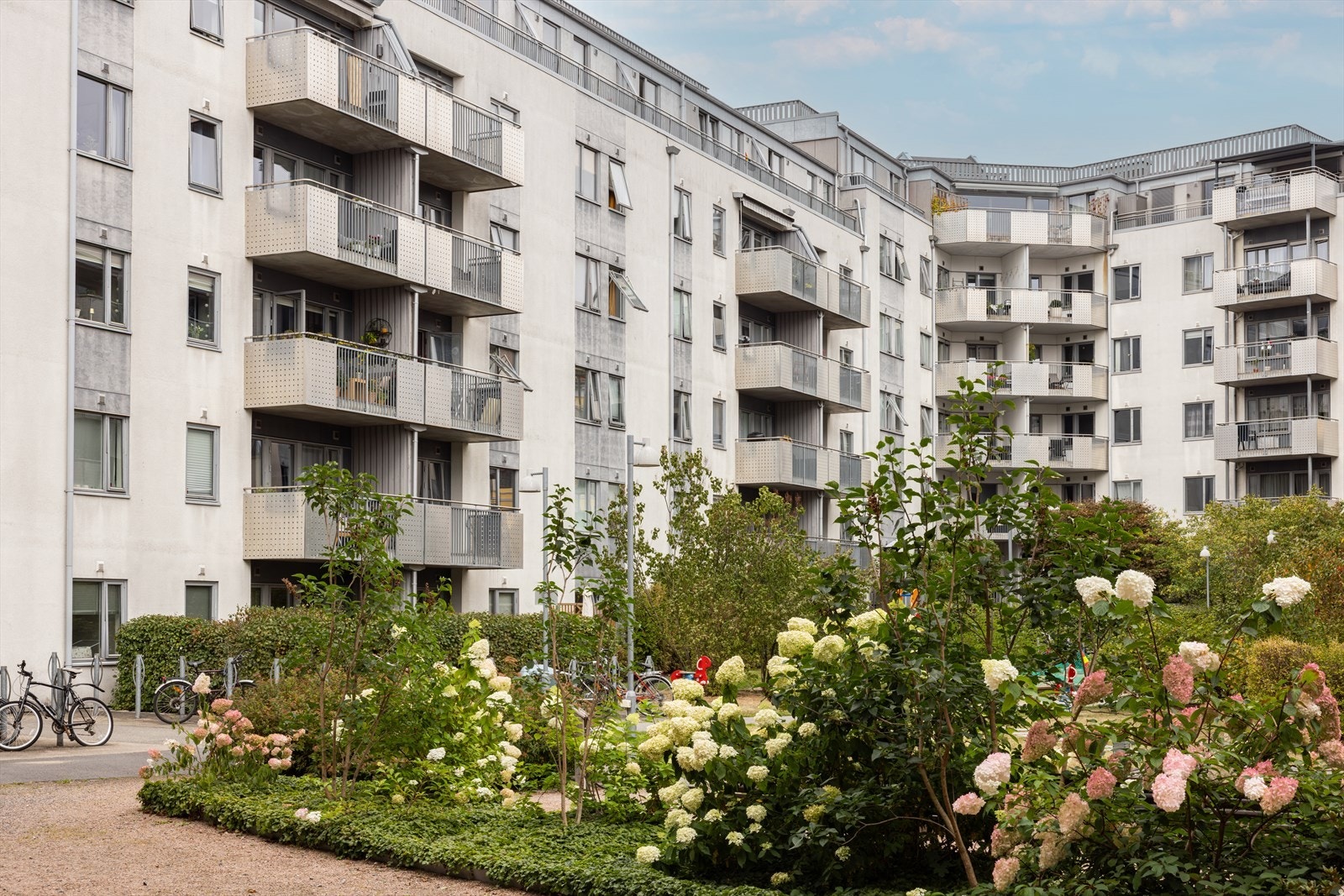 Frodig og flott bakgård med sykkelparking. Galleribilde