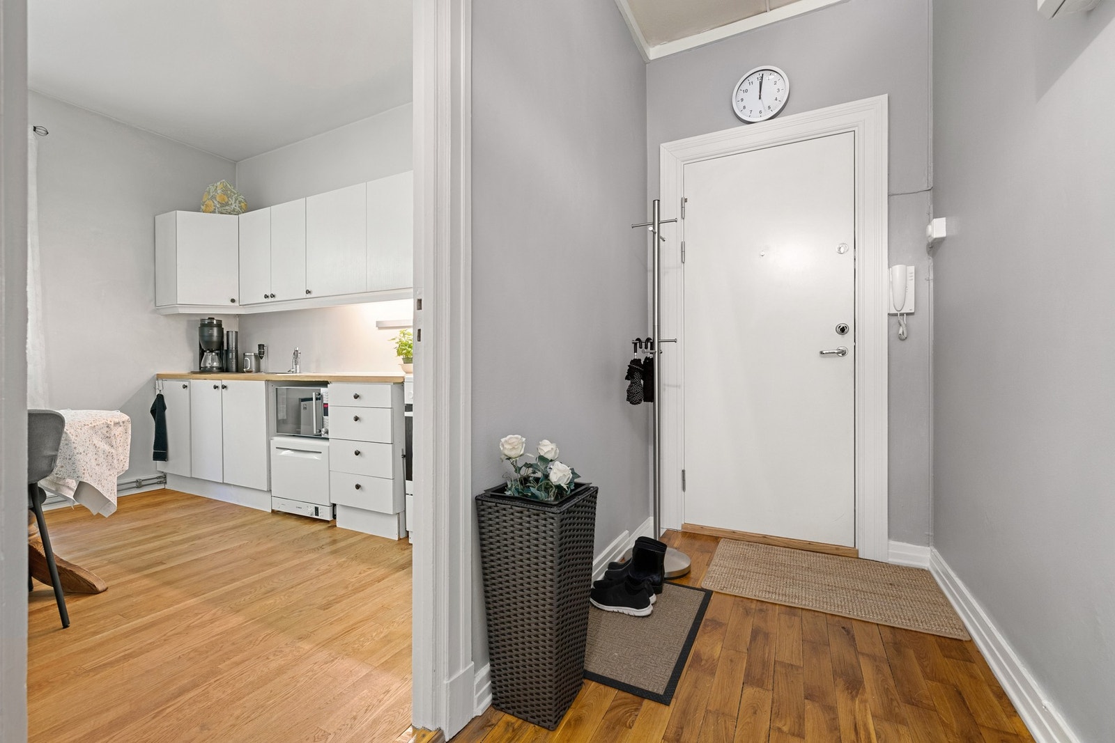 Det er god plass for klesoppheng og oppbevaring av sko i entré. Galleribilde