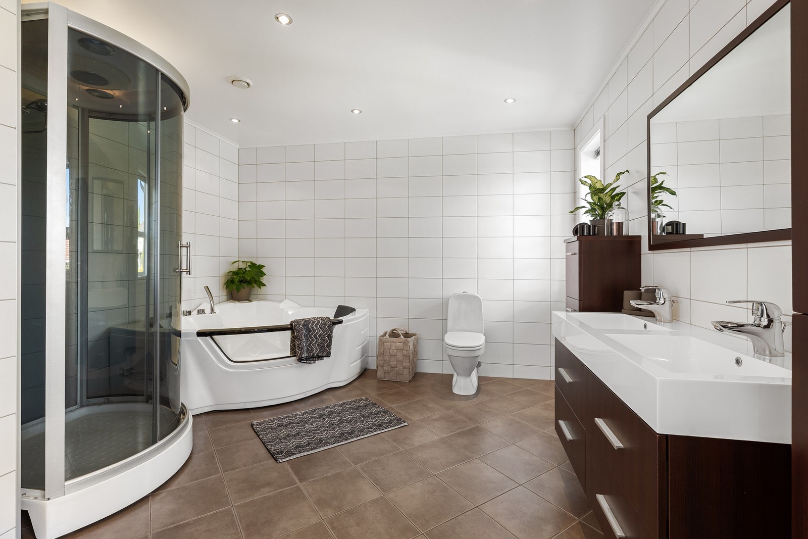 Et praktisk innredet bad med dusj og badekar Galleribilde