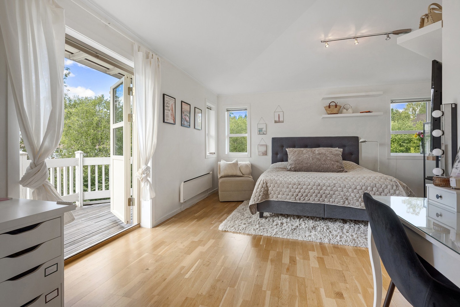 Stort soverom med utgang til veranda Galleribilde