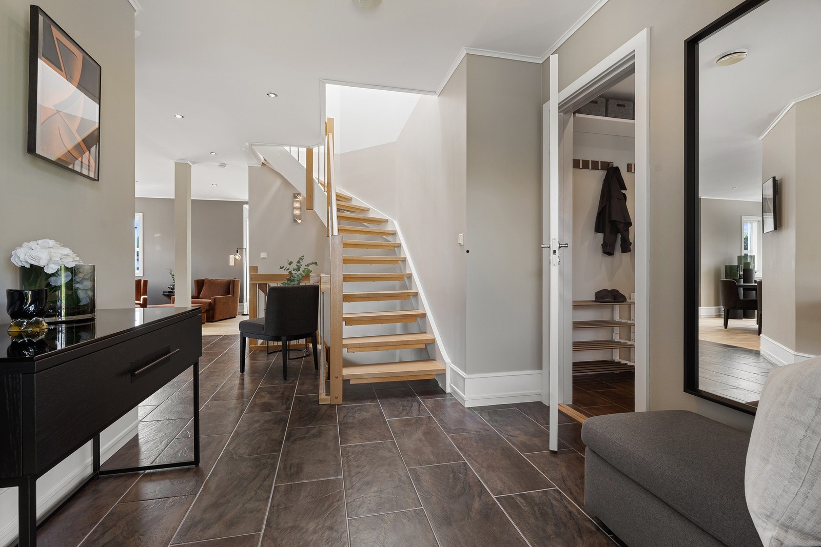 Entré med tilgang til garderoberom og gjestetoalett Galleribilde